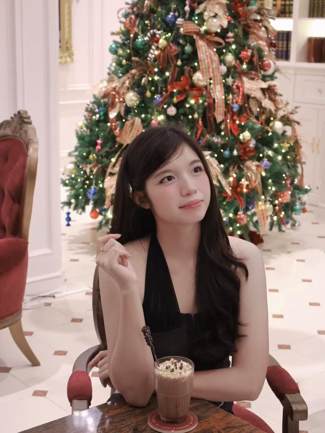 Khác hẳn với vẻ nghiêm nghị, rắn rỏi khi khoác lên mình bộ quân phục hay bộ đồ rằn ri đặc nhiệm, Bảo Chinh trong bộ ảnh mới nhất lại mang đến một làn gió hoàn toàn khác - nhẹ nhàng, kiêu sa và đầy nữ tính. (Ảnh: IGNV)