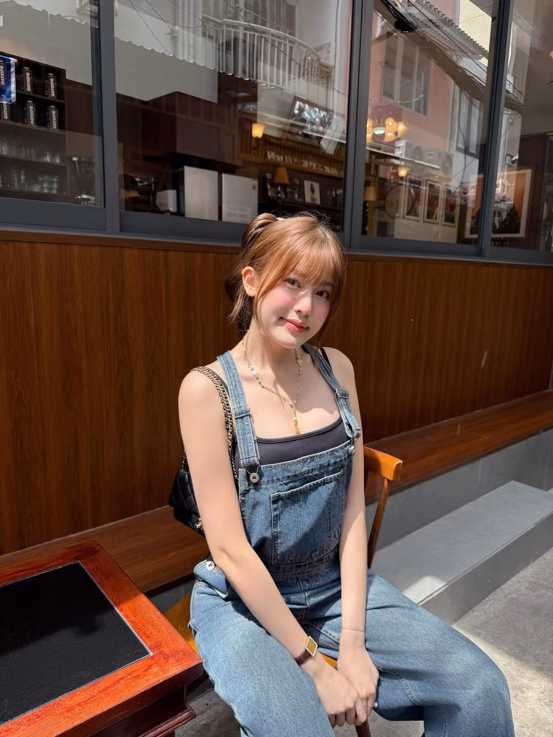 Có thể thấy, Tăng Mỹ Hàn luôn biết cách biến tấu những item cơ bản trở nên mới mẻ và độc đáo hơn. Cách diện quần yếm buông lơi này là một gợi ý tuyệt vời cho những ai muốn F5 phong cách và thể hiện cá tính thời trang riêng biệt của mình. (Ảnh: FBNV)