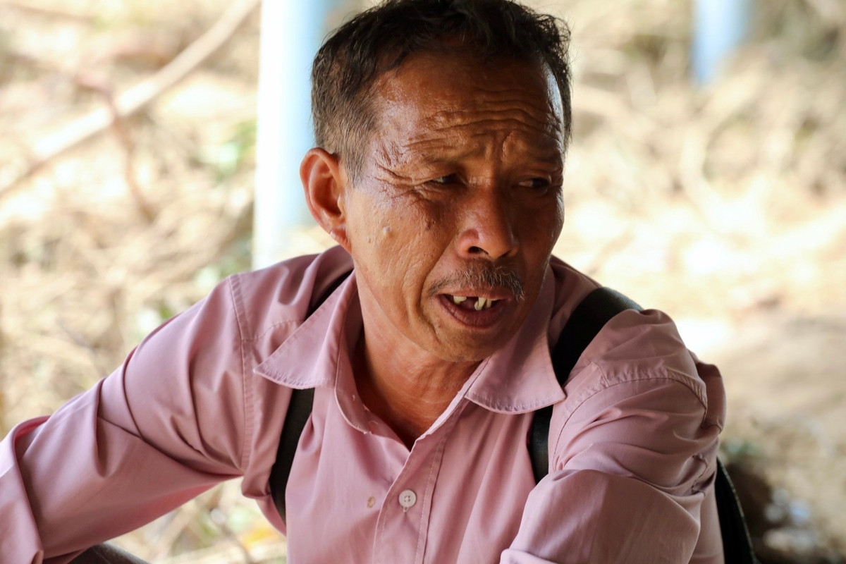 Chia sẻ với PV Tiền Phong, ông Bùi Văn Khánh (trú thôn 1, xã Tuy Phong) cho biết, thời điểm xảy ra sự cố, nước lũ dâng rất nhanh, không kịp trở tay. "Tôi vừa định chạy thì bị nước cuốn đi. Trôi gần một cây số mới may mắn bám được vào cành cây, sau đó có người đến cứu. Giờ gia đình tôi mất trắng hết rồi", ông Khánh nghẹn giọng nói.