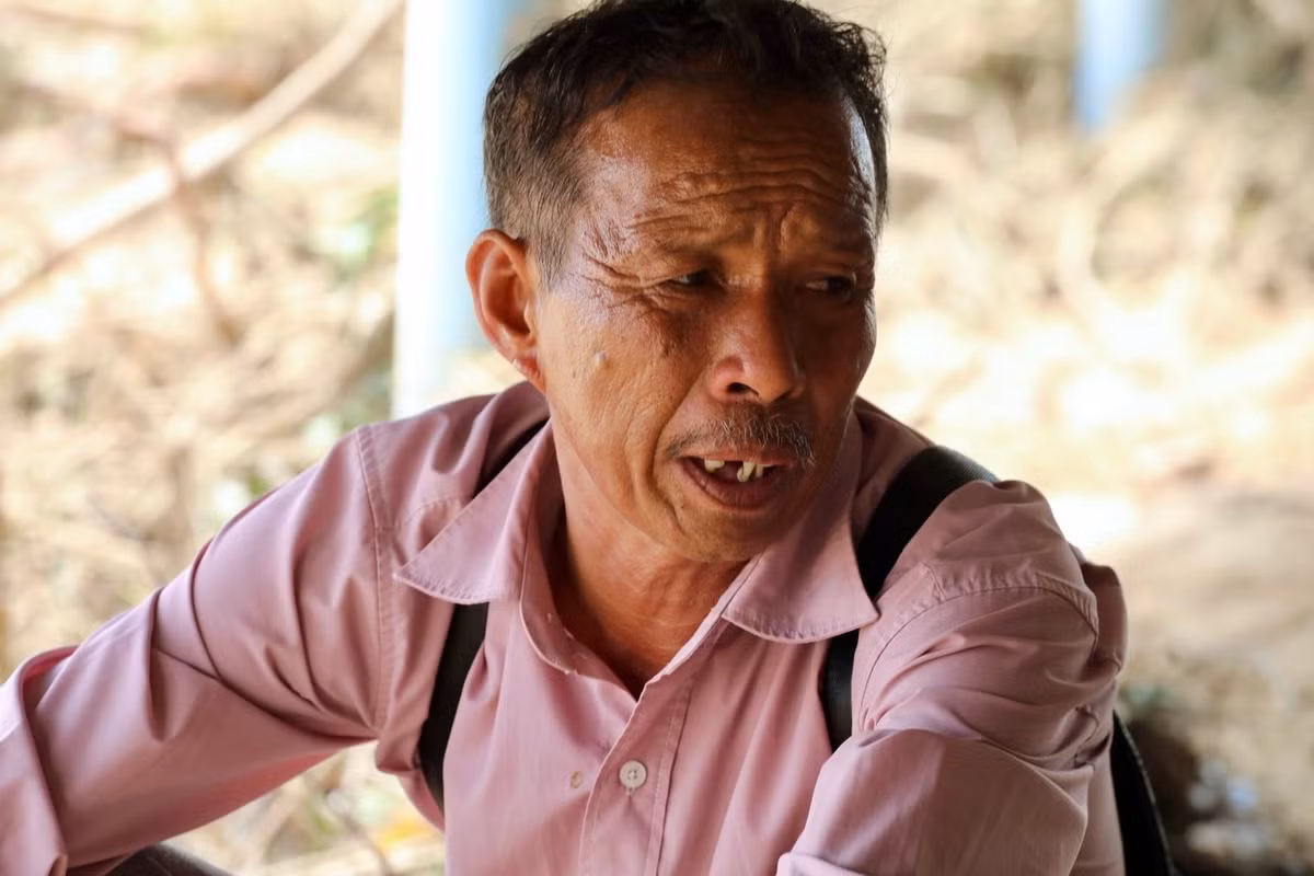 Chia sẻ với PV Tiền Phong, ông Bùi Văn Khánh (trú thôn 1, xã Tuy Phong) cho biết, thời điểm xảy ra sự cố, nước lũ dâng rất nhanh, không kịp trở tay. "Tôi vừa định chạy thì bị nước cuốn đi. Trôi gần một cây số mới may mắn bám được vào cành cây, sau đó có người đến cứu. Giờ gia đình tôi mất trắng hết rồi", ông Khánh nghẹn giọng nói.