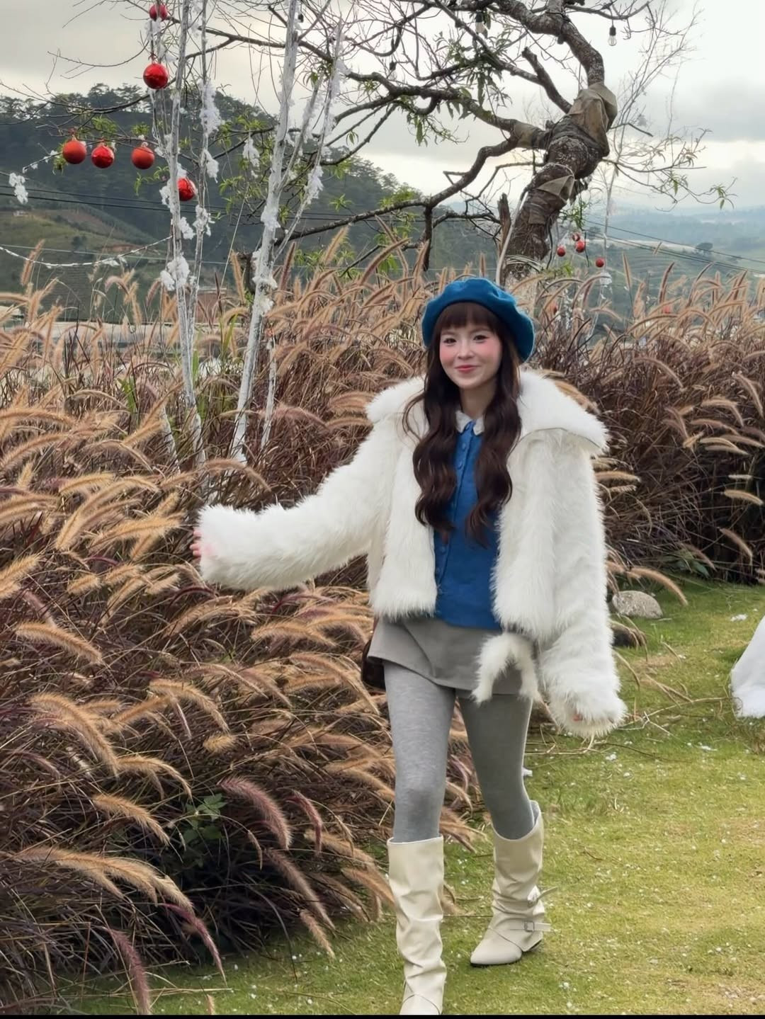 Không chọn bối cảnh đi biển nóng bỏng như những bộ ảnh trước, lần này Thúy Kiều mang đến một hình ảnh hoàn toàn khác biệt: trong trẻo, tinh khôi và ấm áp giữa khung cảnh mô phỏng mùa đông Châu Âu. (Ảnh: IGNV)