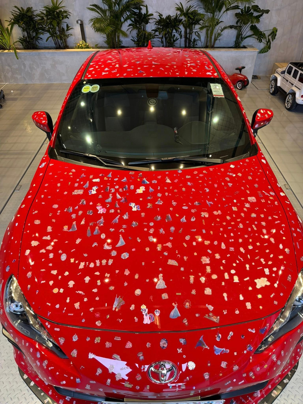 Đàm Thu Trang tiết lộ trên trang cá nhân: “Mẹ chỉ để đây và không nói gì nhiều đâu nha ba. Cảm ơn 2 bạn nhỏ luôn đồng hành cùng mẹ trong mọi tình huống. P/s: Dán sticker là có sự hỗ trợ của mẹ chứ không phải riêng 2 em bé dán nha cô chú. Đã dán xe ba thì cũng phải dán sao cho ba còn lái ra đường nữa chứ”. (Ảnh: FB Đàm Thu Trang)