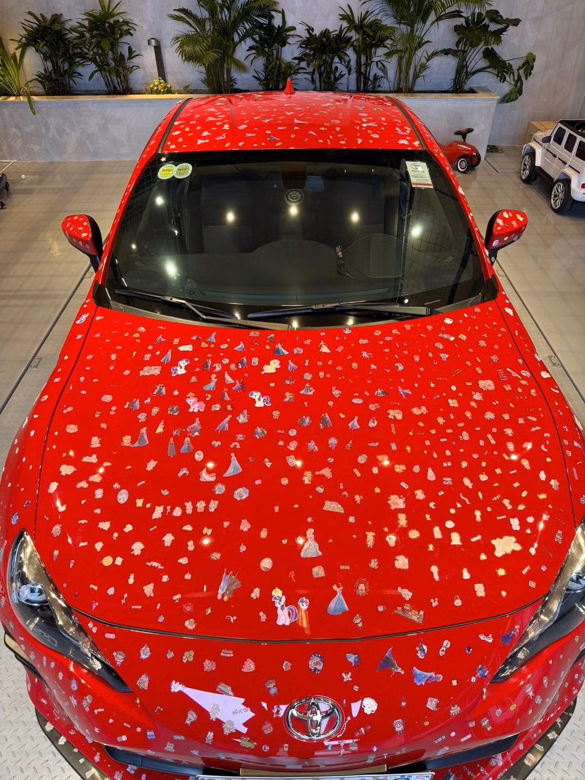 Đàm Thu Trang tiết lộ trên trang cá nhân: “Mẹ chỉ để đây và không nói gì nhiều đâu nha ba. Cảm ơn 2 bạn nhỏ luôn đồng hành cùng mẹ trong mọi tình huống. P/s: Dán sticker là có sự hỗ trợ của mẹ chứ không phải riêng 2 em bé dán nha cô chú. Đã dán xe ba thì cũng phải dán sao cho ba còn lái ra đường nữa chứ”. (Ảnh: FB Đàm Thu Trang)