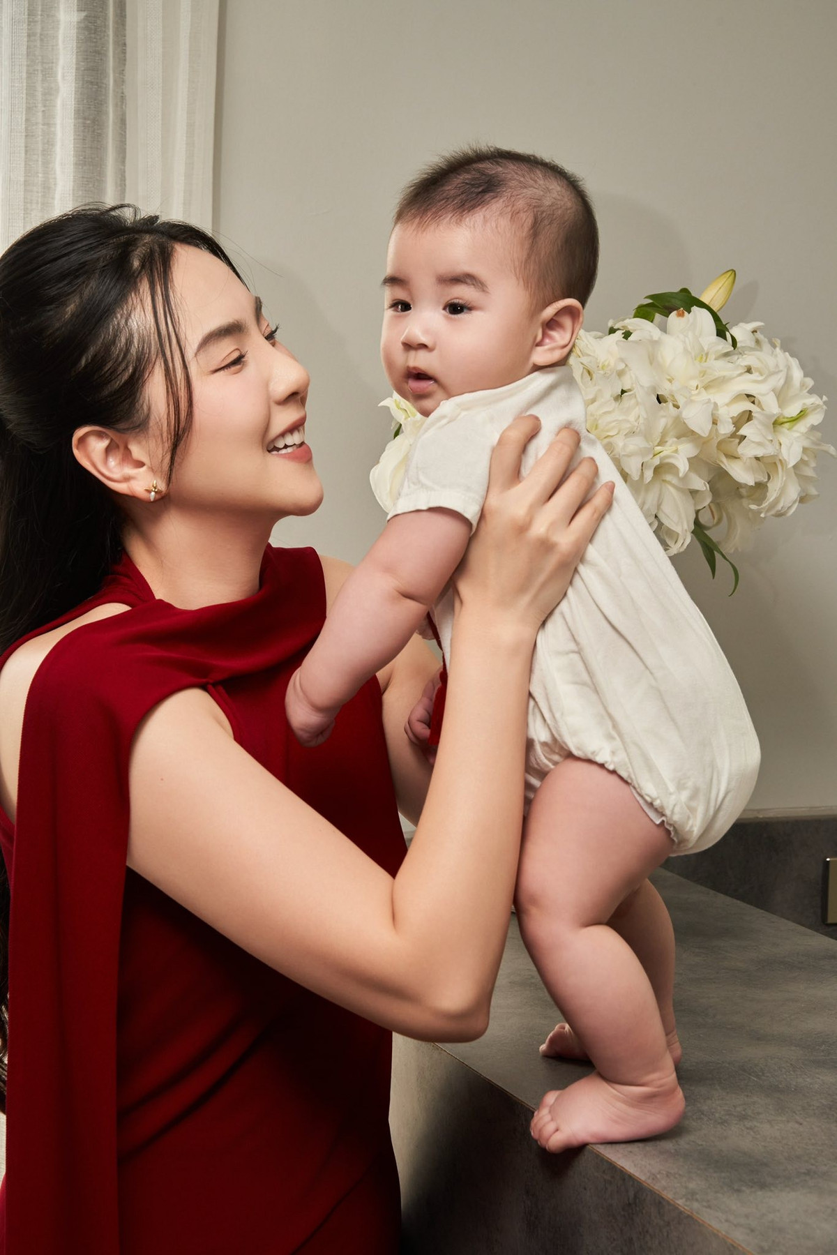 Nhìn lại một năm vừa qua, có thể nói đây là quãng thời gian biến động nhưng cũng đầy hạnh phúc đối với Mai Ngọc. Sau những đổ vỡ và thăng trầm trong quá khứ, cô đã chọn cách sống kín tiếng hơn, để rồi khiến khán giả bất ngờ khi công bố bước vào cuộc hôn nhân thứ hai vào cuối năm 2024. (Ảnh: FBNV)