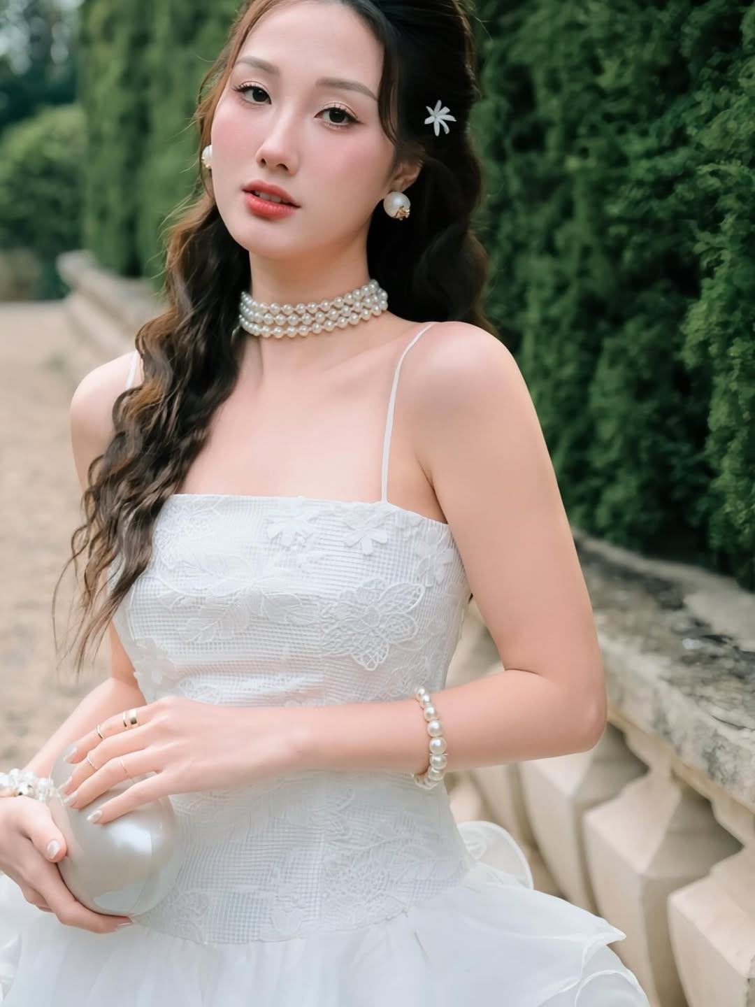 Để hoàn thiện vẻ ngoài mang phong cách "nàng thơ", cô nàng đã rất tinh tế khi kết hợp cùng phụ kiện ngọc trai - từ vòng cổ choker nhiều lớp đến vòng tay và bông tai đồng điệu. Phụ kiện này không chỉ tôn lên vẻ sang trọng mà còn tạo nên tổng thể vô cùng quý phái. (Ảnh: IGNV)