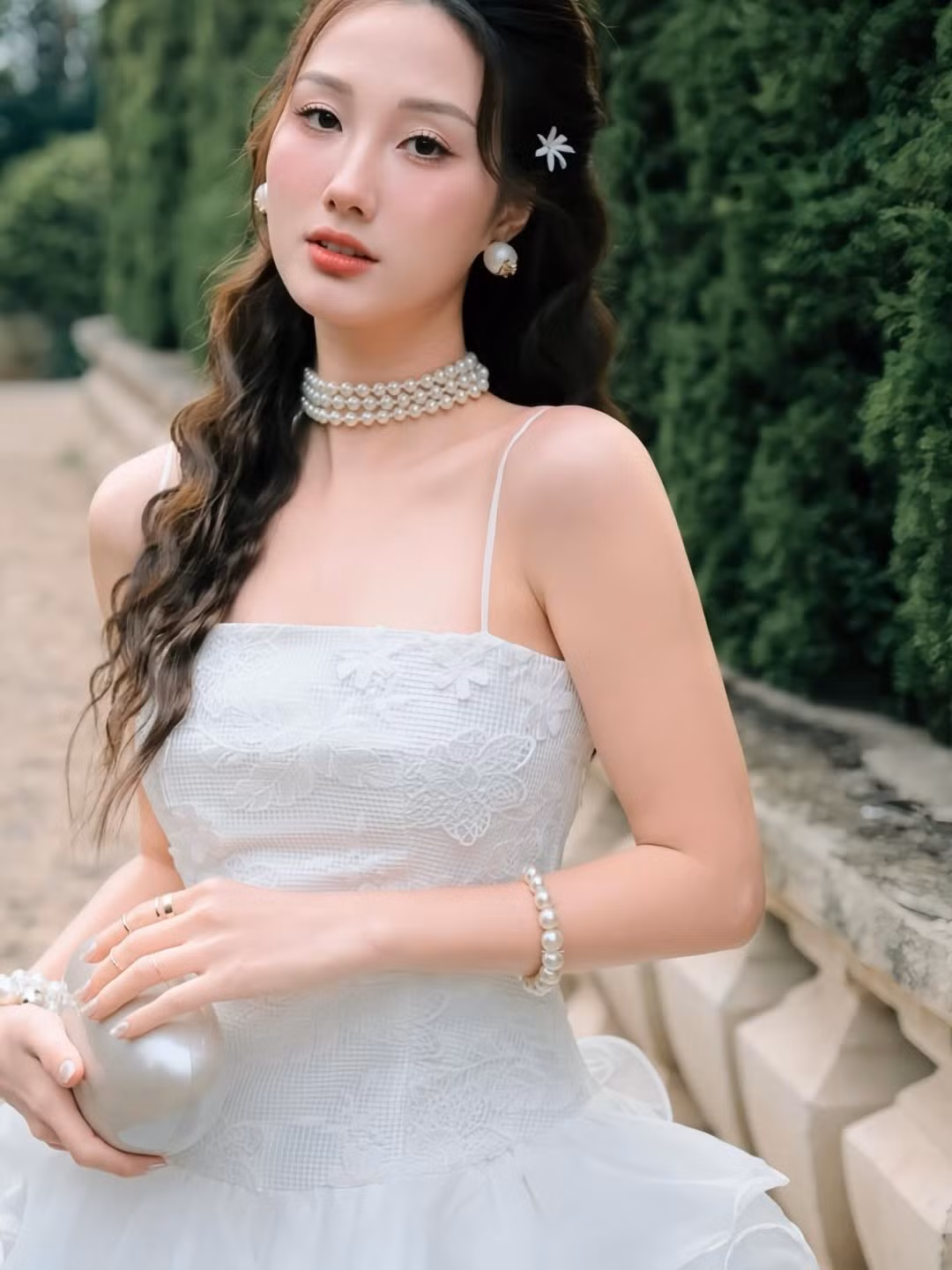 Để hoàn thiện vẻ ngoài mang phong cách "nàng thơ", cô nàng đã rất tinh tế khi kết hợp cùng phụ kiện ngọc trai - từ vòng cổ choker nhiều lớp đến vòng tay và bông tai đồng điệu. Phụ kiện này không chỉ tôn lên vẻ sang trọng mà còn tạo nên tổng thể vô cùng quý phái. (Ảnh: IGNV)