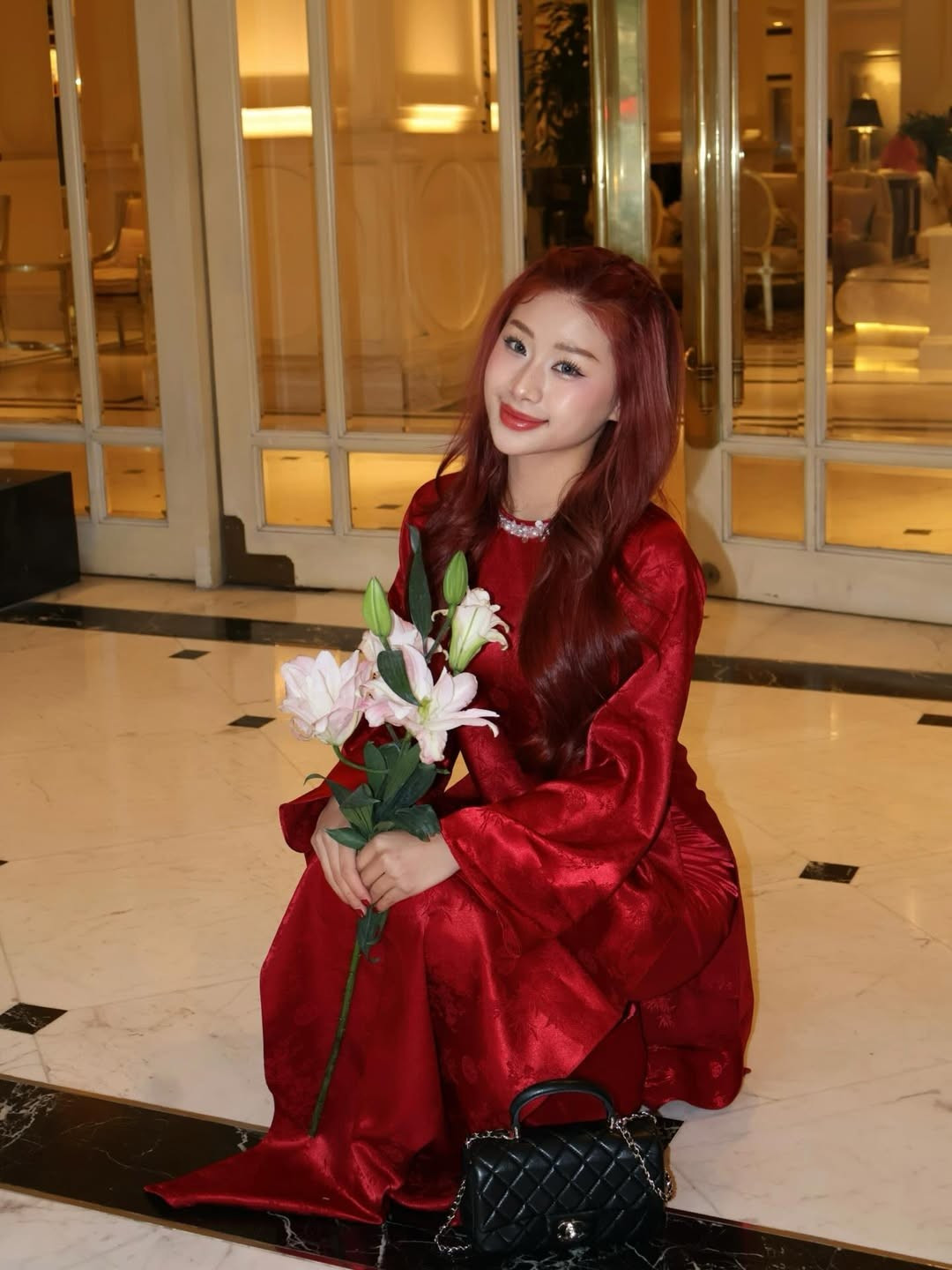 Bên cạnh những khung hình ngoài trời, Louis Phạm còn xuất hiện trong không gian khách sạn cao cấp với ánh đèn vàng ấm cúng, làm tôn lên vẻ quý phái của bộ áo dài lụa. (Ảnh: IGNV)