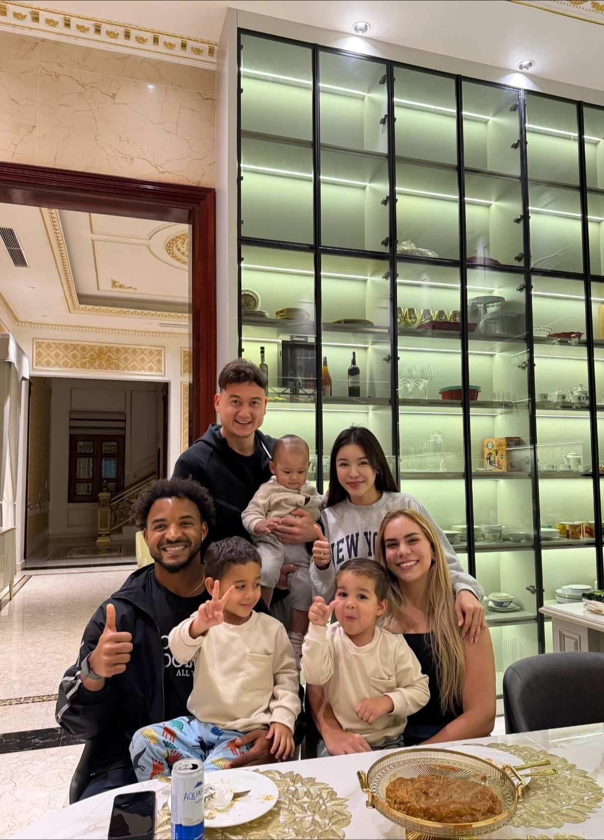 Trong khung hình được chia sẻ, hai gia đình xuất hiện đầy rạng rỡ tại một căn hộ nơi Văn Lâm đang thi đấu cho CLB Ninh Bình. Không còn là những cầu thủ hết mình trên sân cỏ, cả Lâm "Tây" và Xuân Son đều hiện lên với hình ảnh những người đàn ông của gia đình, giản dị và gần gũi.