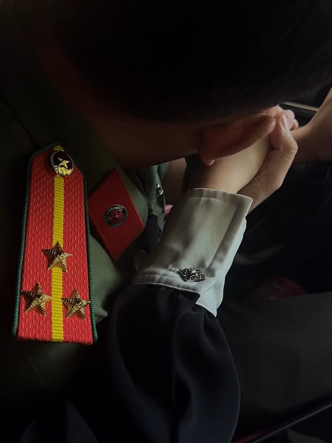 Dù hot girl sinh năm 2001 không tiết lộ quá nhiều, nhưng qua những hình ảnh cô chia sẻ, nhiều người đã tinh ý nhận ra anh chàng đang làm trong ngành công an. (Ảnh: IGNV)