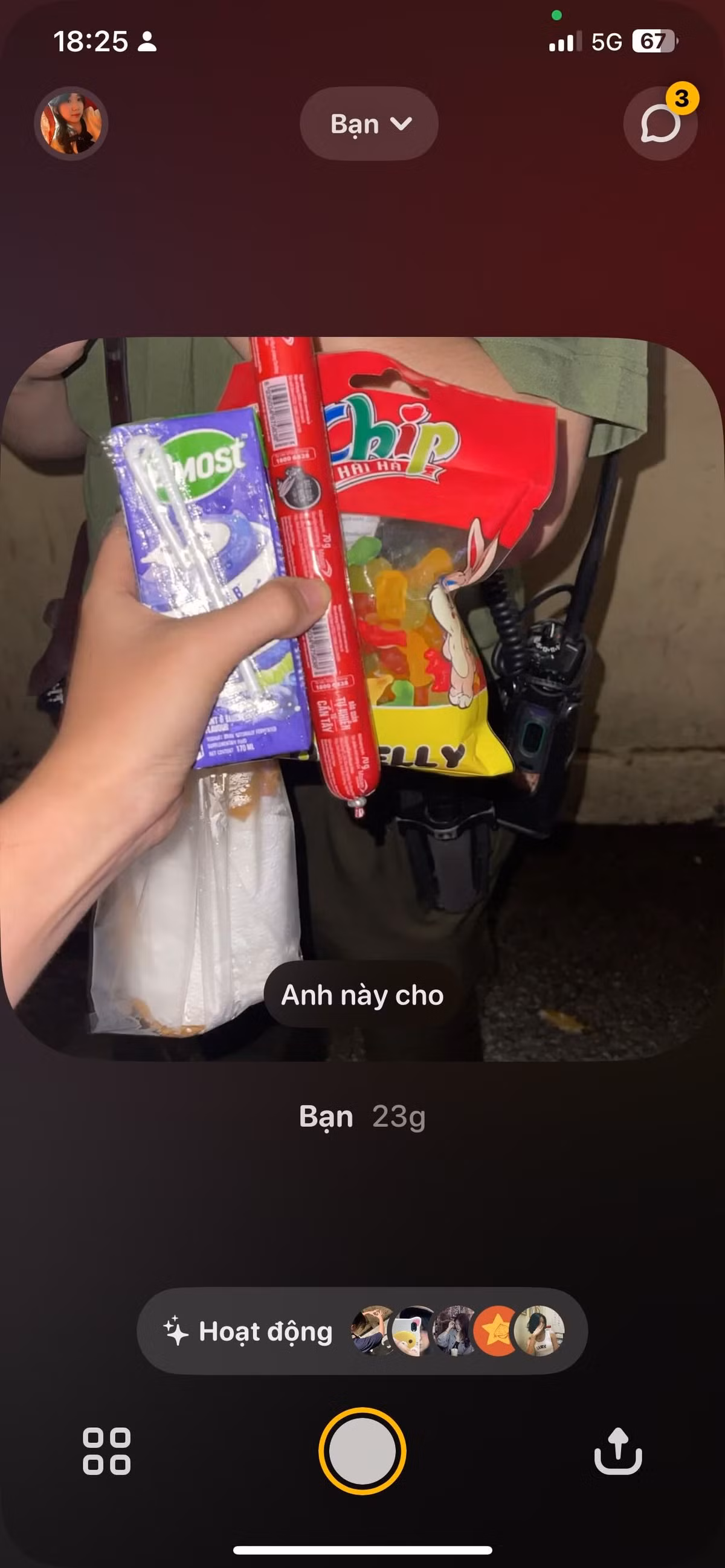 Những món quà giản dị này đã trở thành kỷ vật đáng nhớ, là minh chứng cho một kỷ niệm đẹp và một tình cảm đặc biệt giữa người dân và những người chiến sĩ. (Ảnh: mint_wypw)