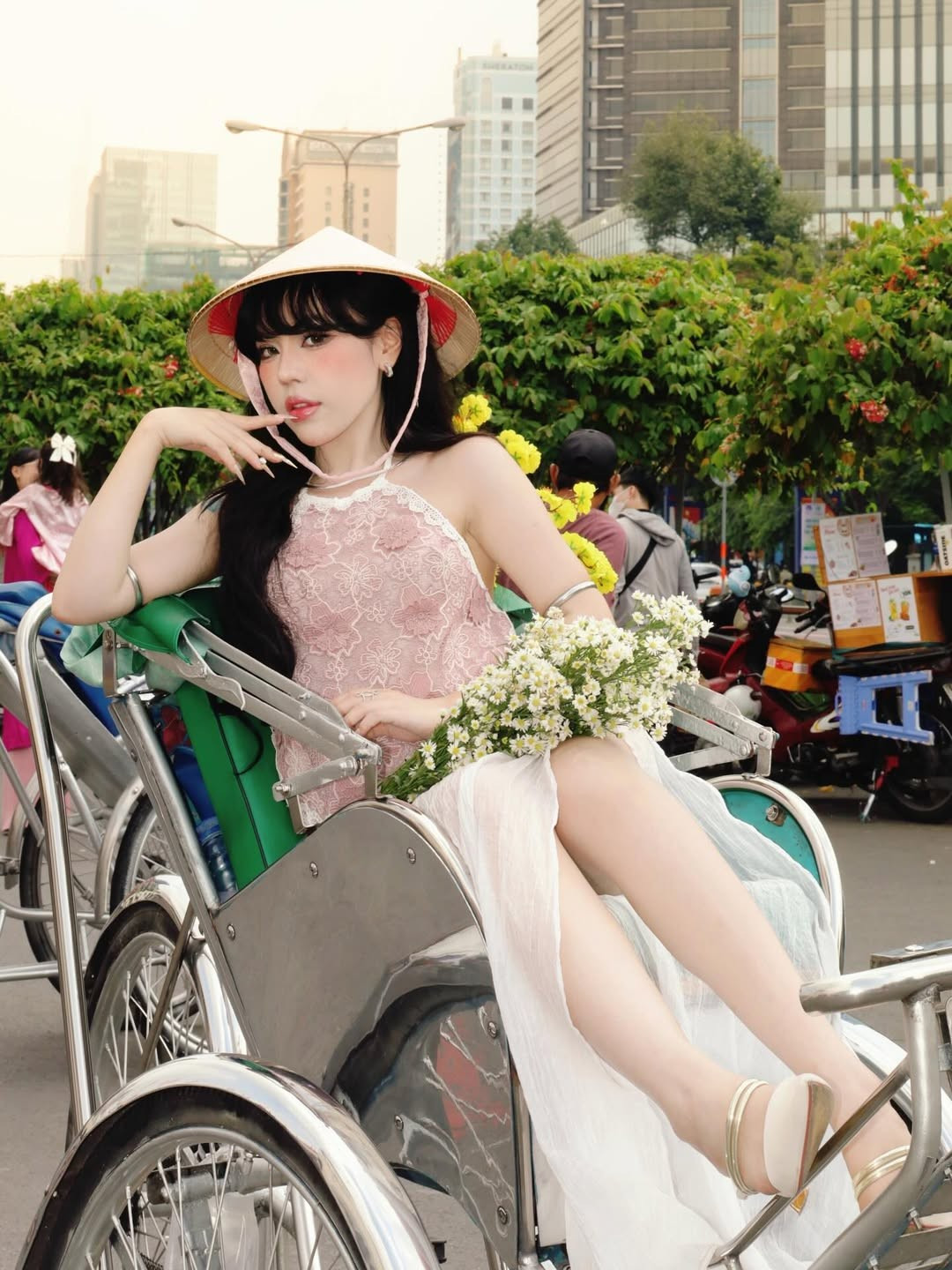 Vốn nổi tiếng với khả năng biến hóa linh hoạt, trong bộ ảnh này, Bảo Khuyên Susan mang đến một diện mạo trẻ trung nhưng không kém phần sang chảnh. Dưới ống kính dạo phố, mỗi bước đi của cô nàng đều toát lên sự tự tin. (Ảnh: IGNV)