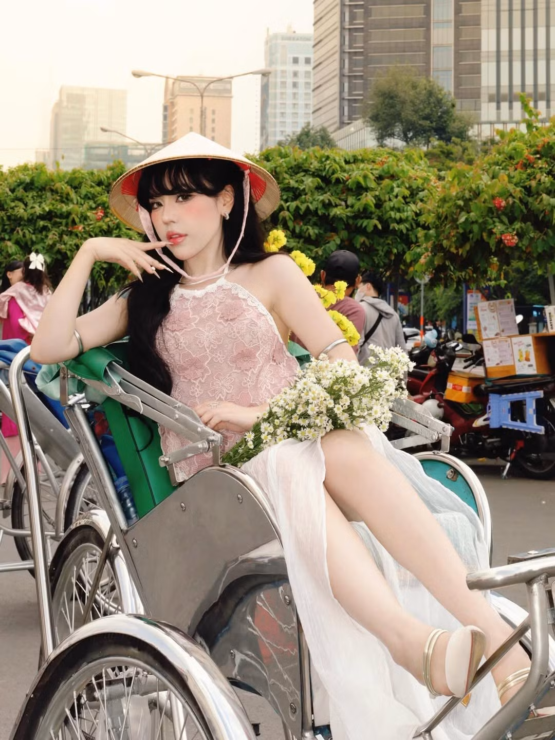 Vốn nổi tiếng với khả năng biến hóa linh hoạt, trong bộ ảnh này, Bảo Khuyên Susan mang đến một diện mạo trẻ trung nhưng không kém phần sang chảnh. Dưới ống kính dạo phố, mỗi bước đi của cô nàng đều toát lên sự tự tin. (Ảnh: IGNV)