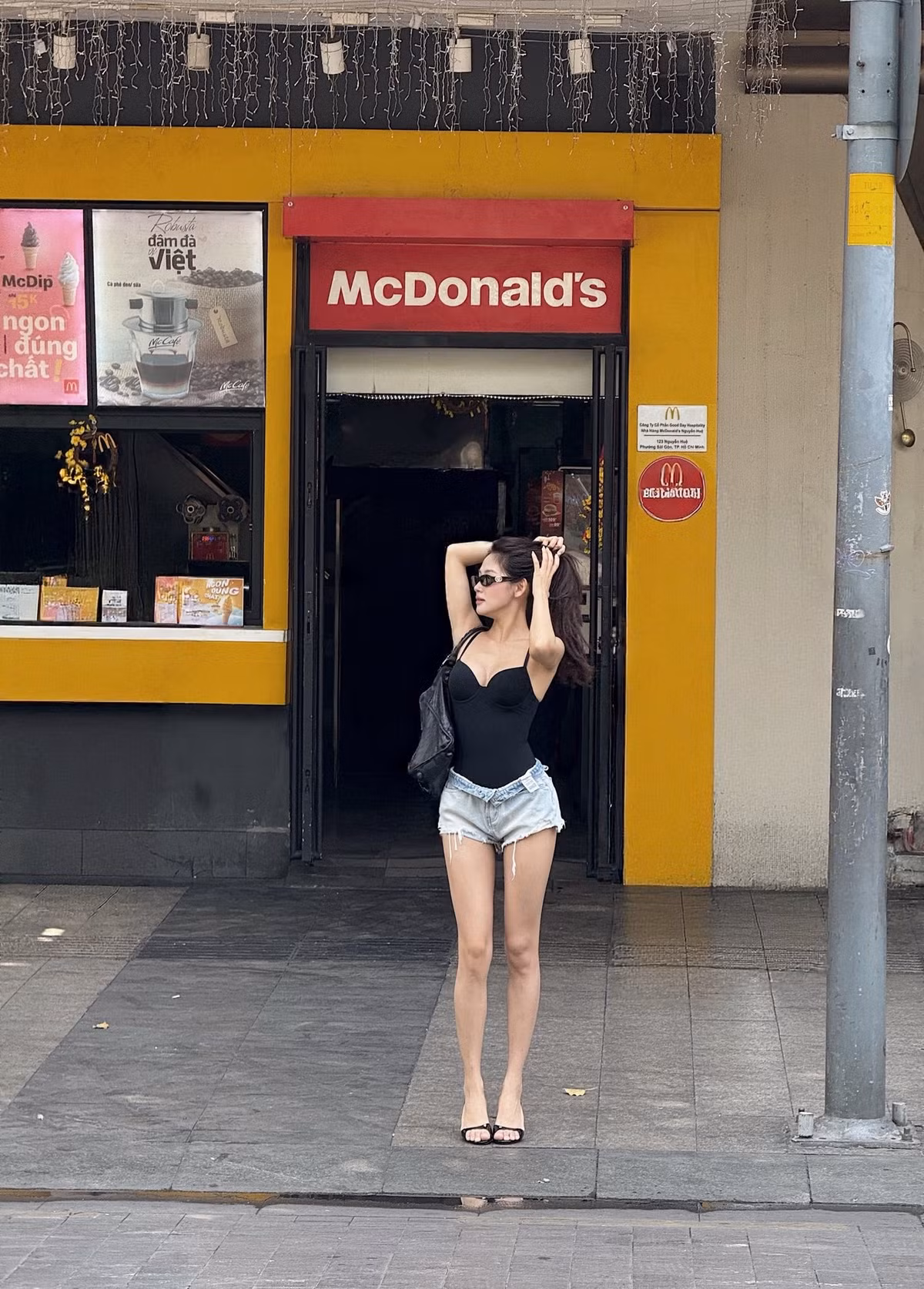 Kết hợp cùng chiếc quần short jeans denim được biến tấu bằng cách bẻ ngược phần cạp - một xu hướng thời trang đang rất thịnh hành trong giới trẻ, tạo nên vẻ ngoài bụi bặm nhưng không kém phần gợi cảm. (Ảnh: IGNV)