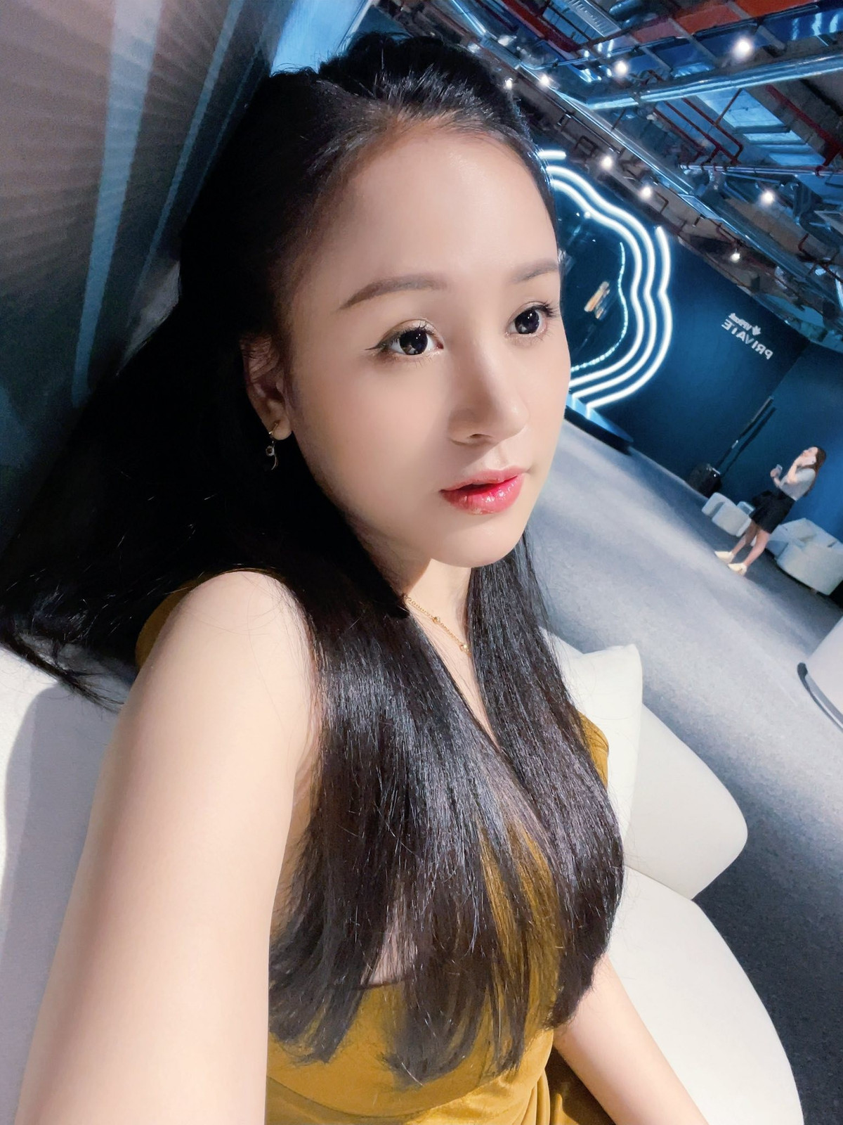 Bản thân Huyền Anh sau này cũng thừa nhận những hành động và lời nói thời trẻ của mình là bốc đồng, chưa đúng đắn. Cô chiêm nghiệm rằng nổi tiếng dễ dàng nhưng phía sau hào quang lại là bóng tối và những bài học đắt giá. (Ảnh: IGNV)