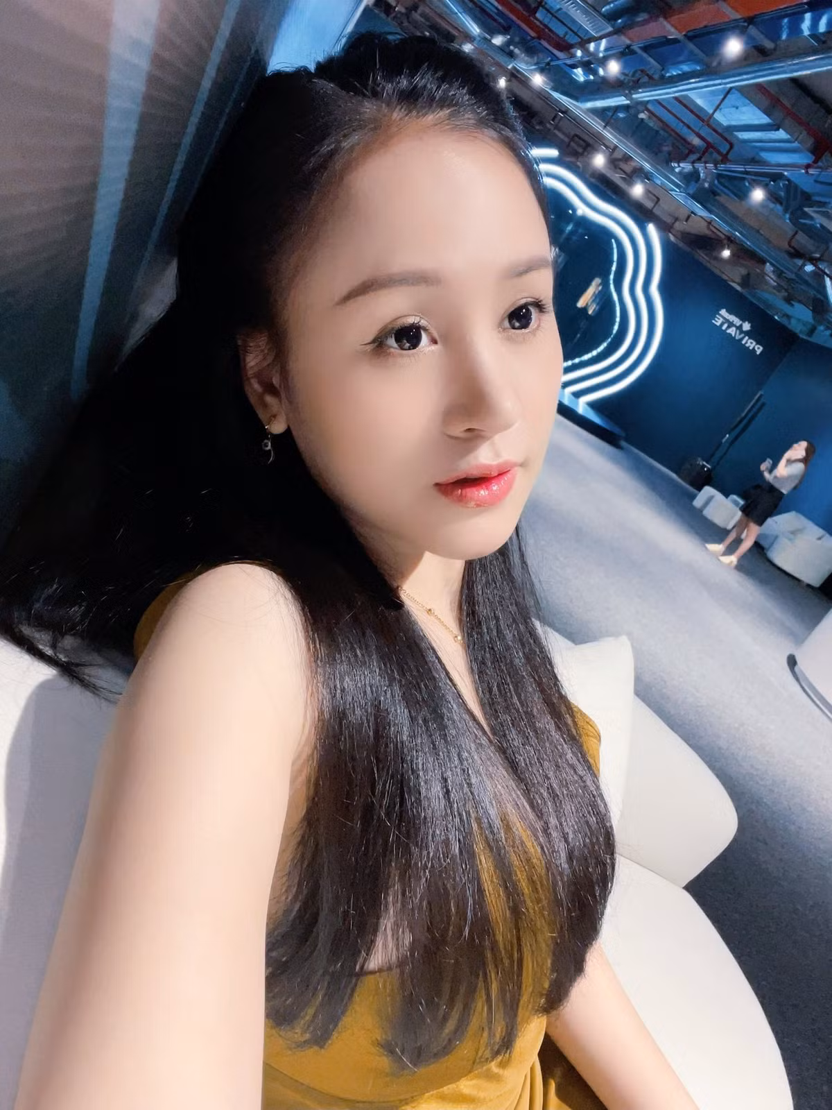 Bản thân Huyền Anh sau này cũng thừa nhận những hành động và lời nói thời trẻ của mình là bốc đồng, chưa đúng đắn. Cô chiêm nghiệm rằng nổi tiếng dễ dàng nhưng phía sau hào quang lại là bóng tối và những bài học đắt giá. (Ảnh: IGNV)