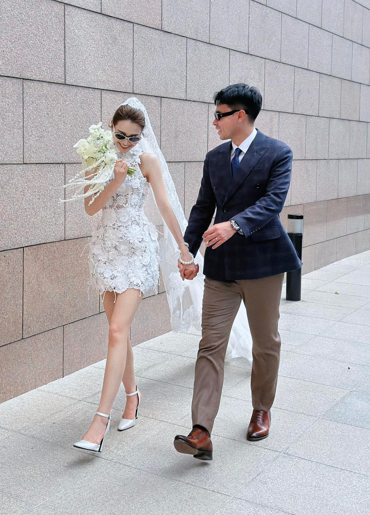 Tiền vệ Đức Huy và MC Mù Tạt chính thức công khai chuyện tình cảm hồi tháng 3/2025. Huyền Trang từng tiết lộ cô và nửa kia gặp nhau lần đầu 8 năm trước, trong một chương trình giao lưu với lứa cầu thủ Thường Châu mà cô làm MC.