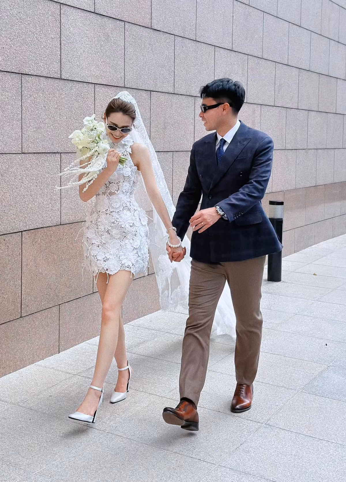 Tiền vệ Đức Huy và MC Mù Tạt chính thức công khai chuyện tình cảm hồi tháng 3/2025. Huyền Trang từng tiết lộ cô và nửa kia gặp nhau lần đầu 8 năm trước, trong một chương trình giao lưu với lứa cầu thủ Thường Châu mà cô làm MC.