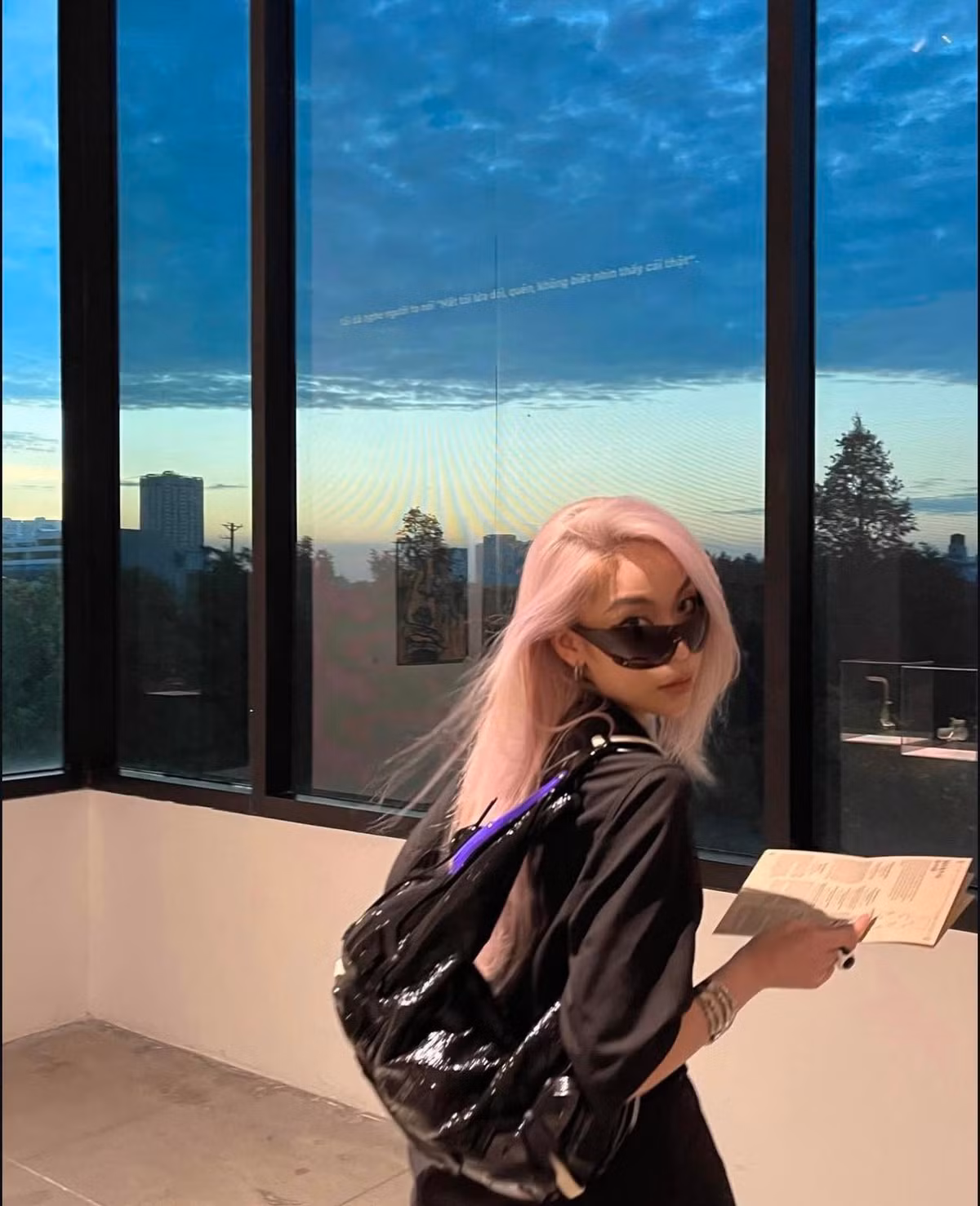 Điều khiến cộng đồng mạng tin rằng Fen Le chính là bạn gái của MCK là sự tương đồng đáng kinh ngạc trong phong cách thời trang của cả hai. Cặp đôi có chung sở thích với những bộ cánh cá tính, nổi loạn và chất chơi, tạo nên sự hài hòa khi xuất hiện cùng nhau. (Ảnh: IG @b.fenle)