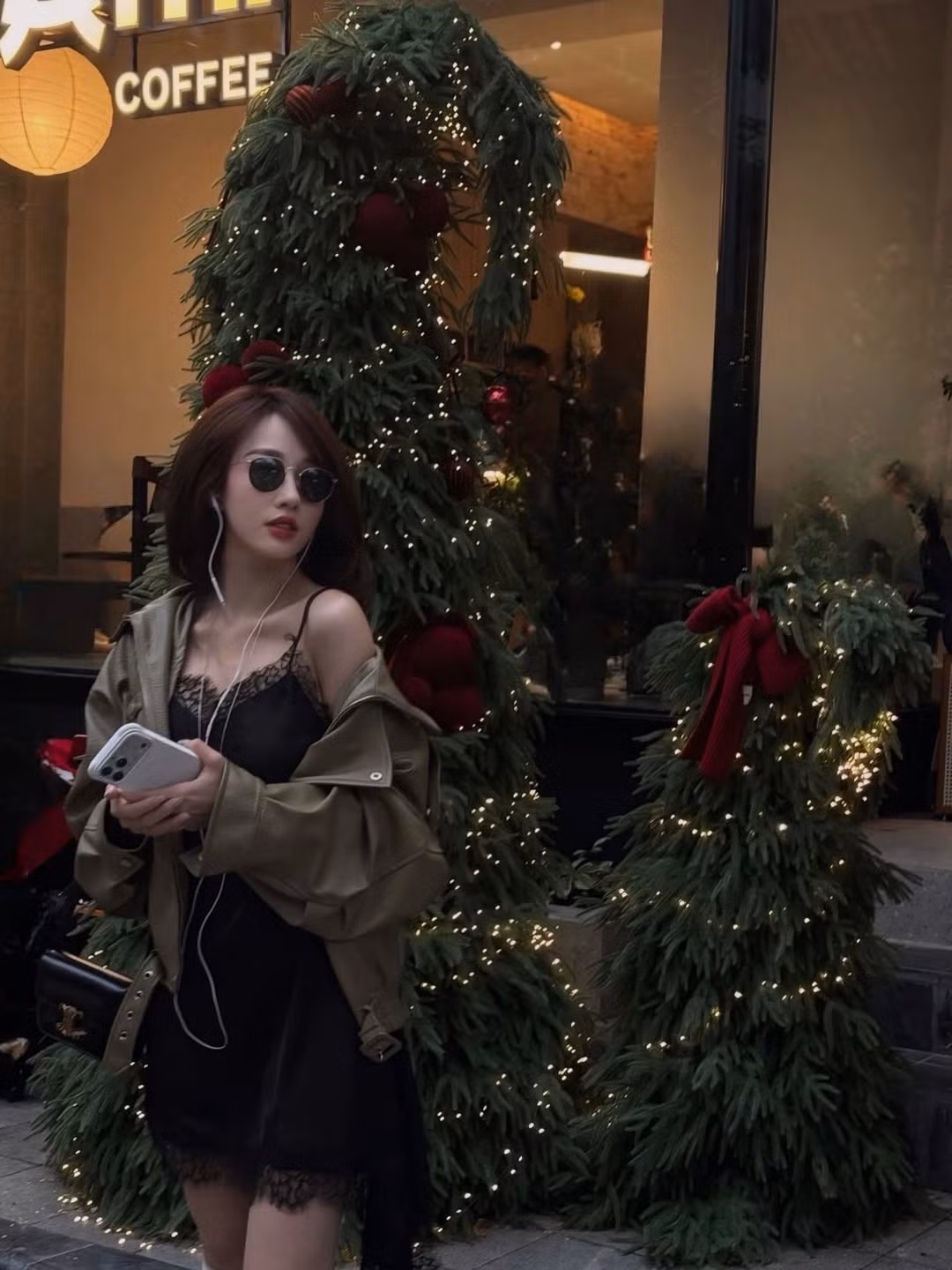 Cô nàng còn kết hợp cùng kính mát gọng tròn và tai nghe có dây màu trắng, một combo vừa mang nét cổ điển, vừa rất hợp xu hướng, tạo nên thần thái bí ẩn, cuốn hút. (Ảnh: IGNV)