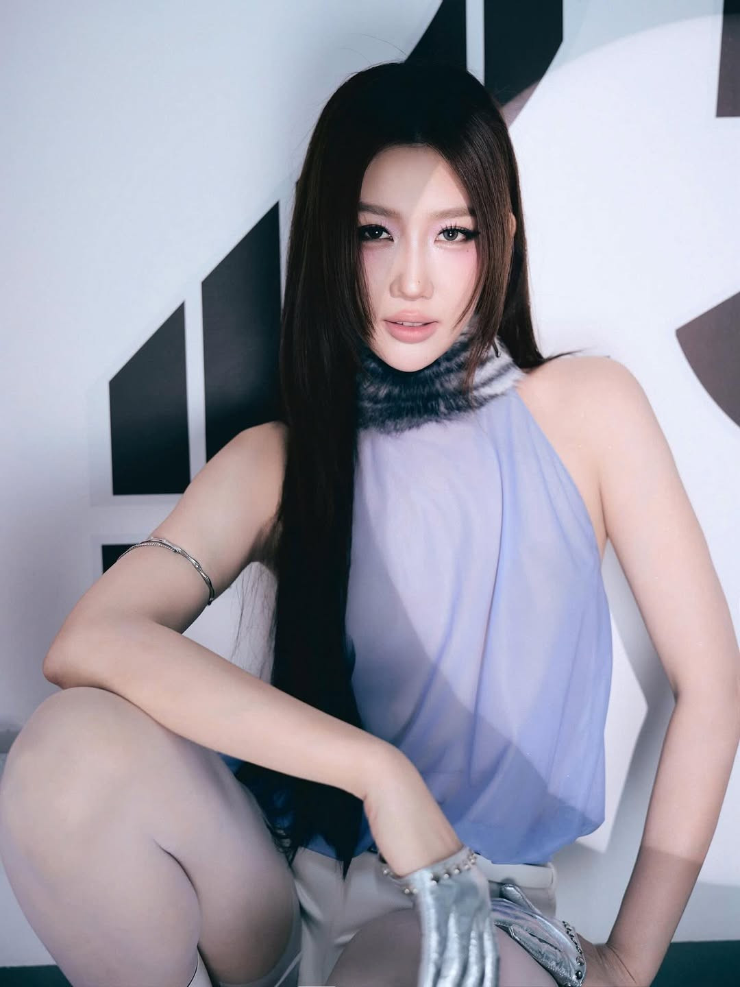 Thường theo đuổi gu thời trang nhẹ nhàng, nữ tính, sự phá cách lần này của Thúy Ngân nhận về nhiều đánh giá tích cực, những lời khen từ cộng đồng mạng.