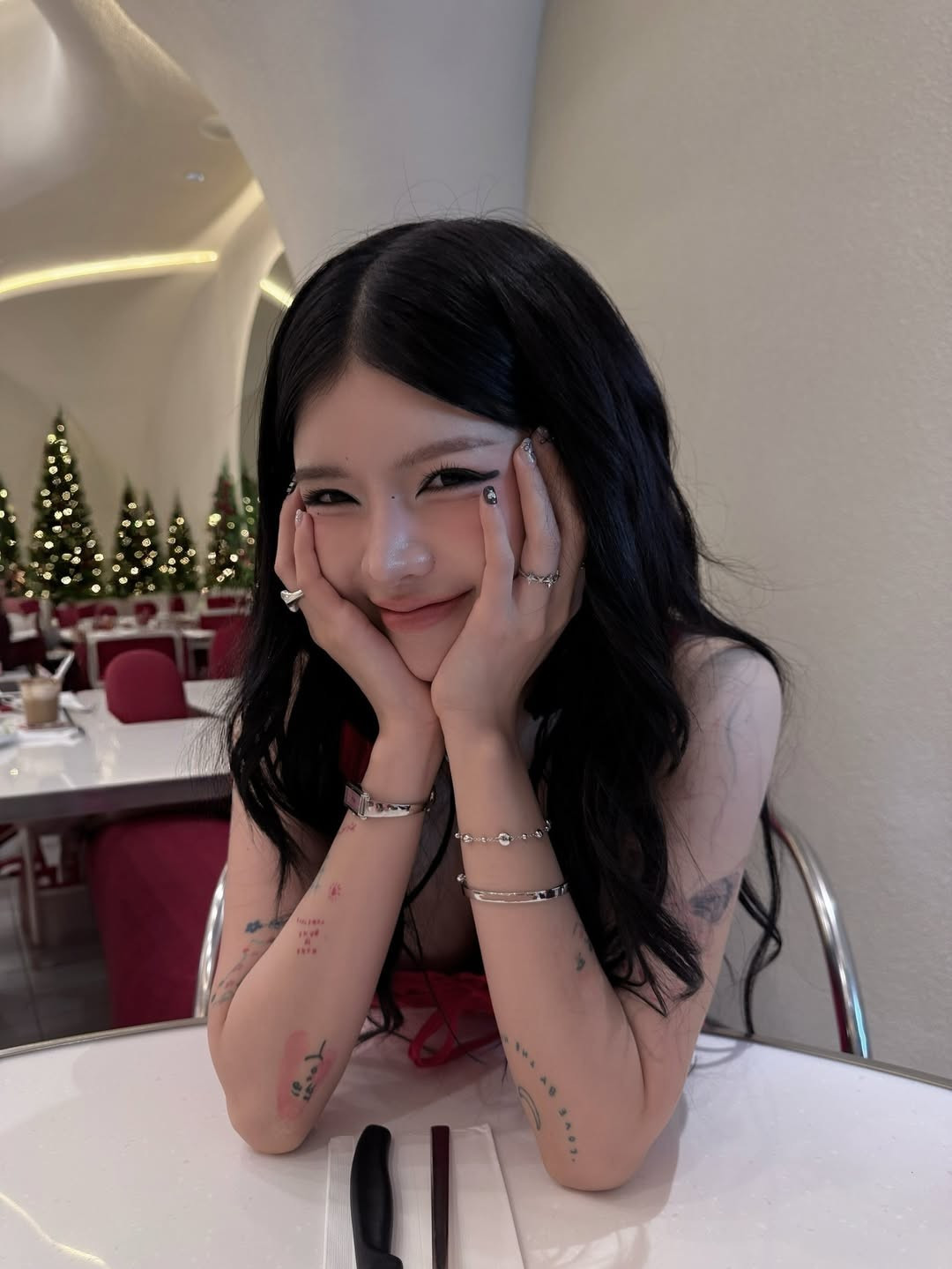 Thiết kế váy ngắn với chi tiết ren và thắt nơ điệu đà không chỉ giúp cô nàng khoe khéo vóc dáng mảnh mai mà còn mang hơi hướng Coquette aesthetic - phong cách đang làm mưa làm gió trong giới trẻ. (Ảnh: IGNV)