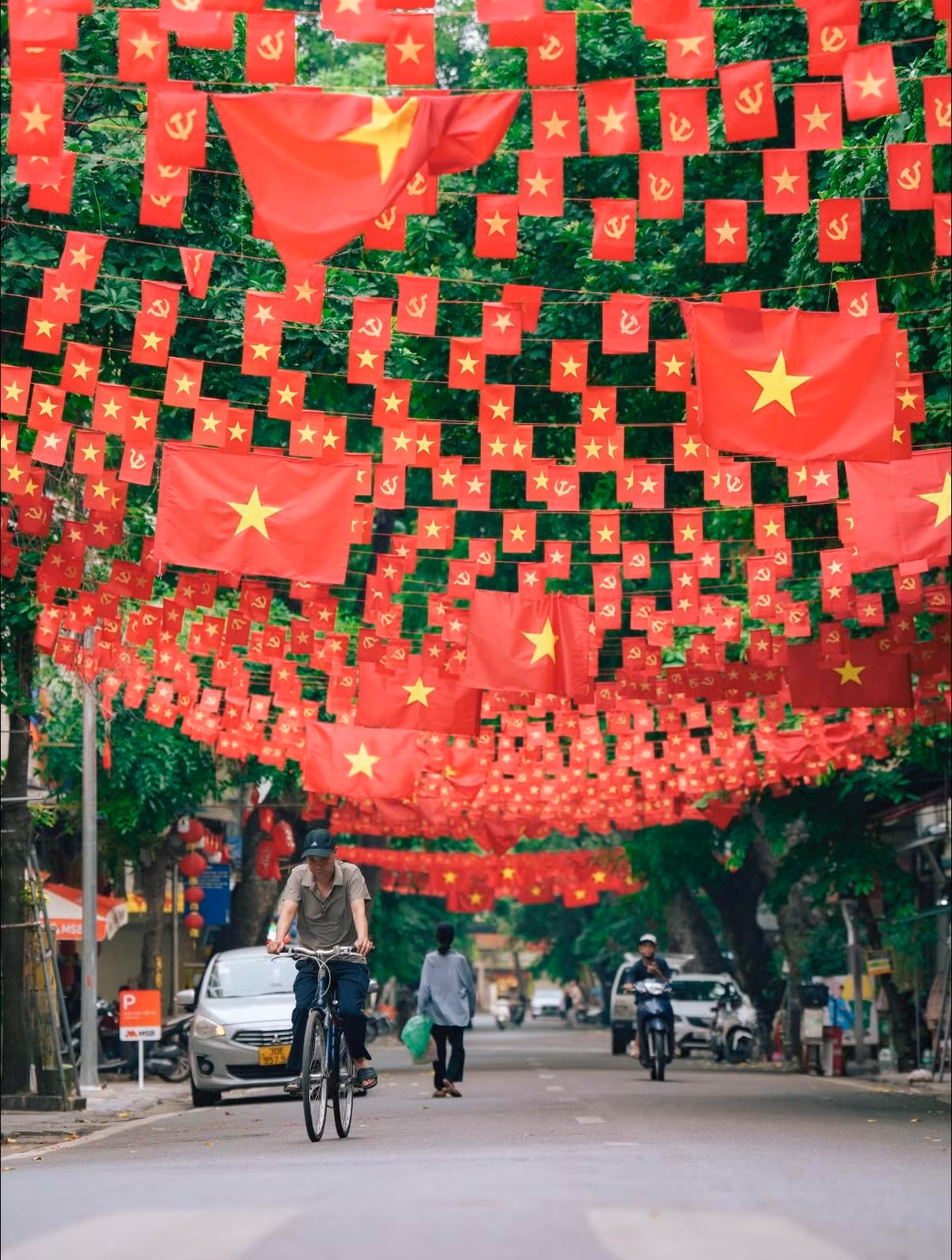 Những ngày này, các tuyến đường trên địa bàn thành phố Hà Nội được trang hoàng rực rỡ với cờ Đảng, cờ Tổ quốc nhằm hướng tới chào mừng đại lễ 80 năm Quốc khánh 2/9. (Ảnh: Blog Của Rọt)