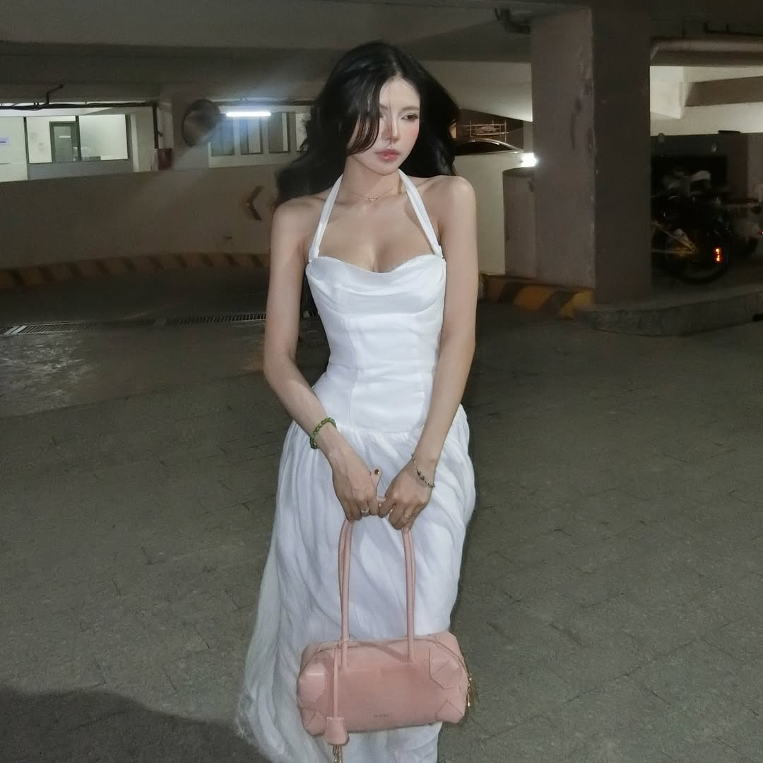 Bối cảnh chụp tại khu vực gara với ánh sáng vàng ấm áp đã làm nổi bật làn da trắng mịn màng và mái tóc đen dài bồng bềnh của Mai Dora. (Ảnh: IGNV)