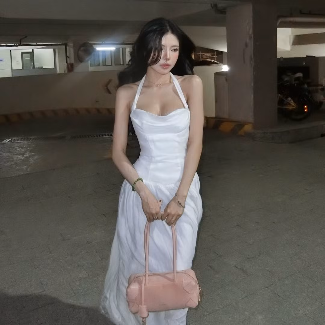 Bối cảnh chụp tại khu vực gara với ánh sáng vàng ấm áp đã làm nổi bật làn da trắng mịn màng và mái tóc đen dài bồng bềnh của Mai Dora. (Ảnh: IGNV)