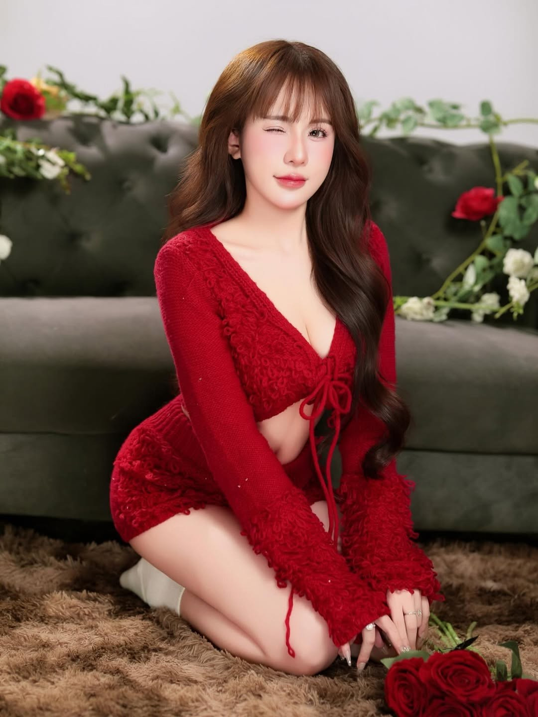 Cô nàng khéo léo phối cùng tất trắng và phụ kiện tối giản, tạo nên một vẻ ngoài trẻ trung, sành điệu nhưng vẫn rất nữ tính. (Ảnh: IGNV)