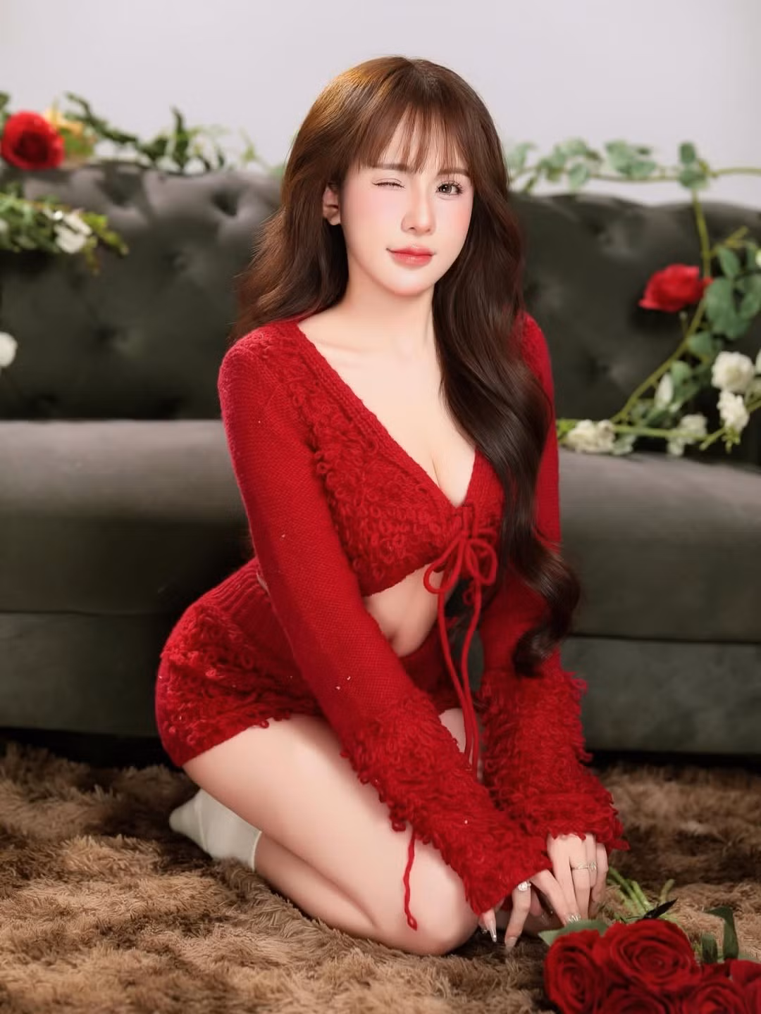 Cô nàng khéo léo phối cùng tất trắng và phụ kiện tối giản, tạo nên một vẻ ngoài trẻ trung, sành điệu nhưng vẫn rất nữ tính. (Ảnh: IGNV)