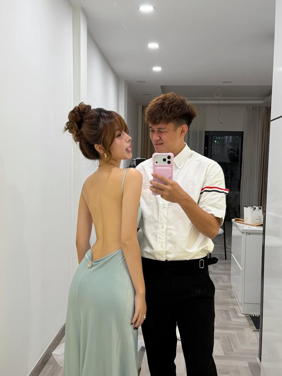 Tiền đạo Lê Minh Bình và bạn gái Thụy Hân luôn được coi là một trong những cặp đôi "trai tài gái sắc" bền bỉ nhất trong giới bóng đá Việt Nam. Mới đây, người hâm mộ lại được dịp "ăn đường" khi Thụy Hân đăng tải loạt khoảnh khắc kỷ niệm 7 năm gắn bó bên chàng tiền đạo điển trai. (Ảnh: IG @hiann_)