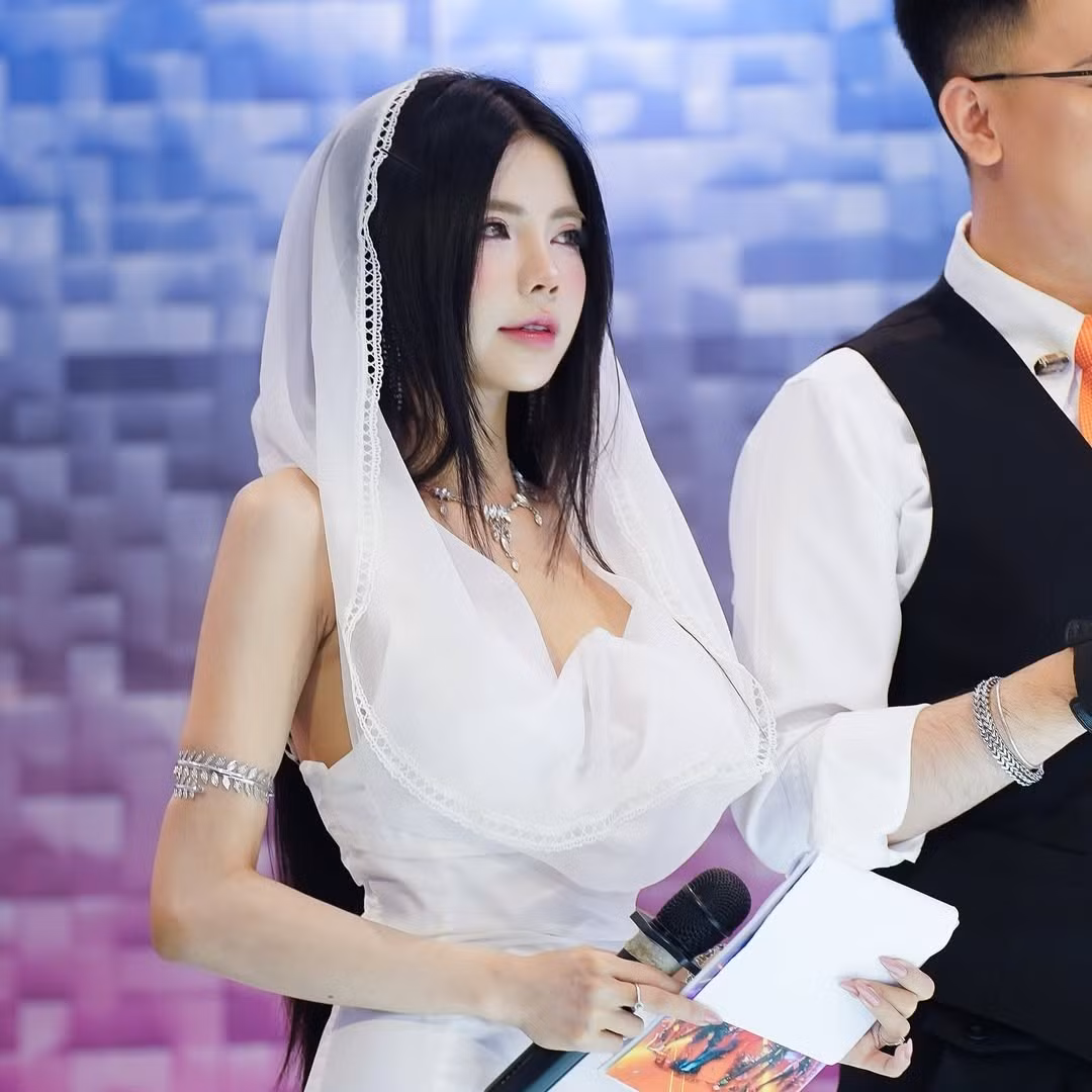 Nhan sắc không tì vết, đôi mắt sắc sảo và thần thái cuốn hút đã giúp cô nàng hoàn toàn chinh phục ánh nhìn của mọi người. (Ảnh: FBNV)