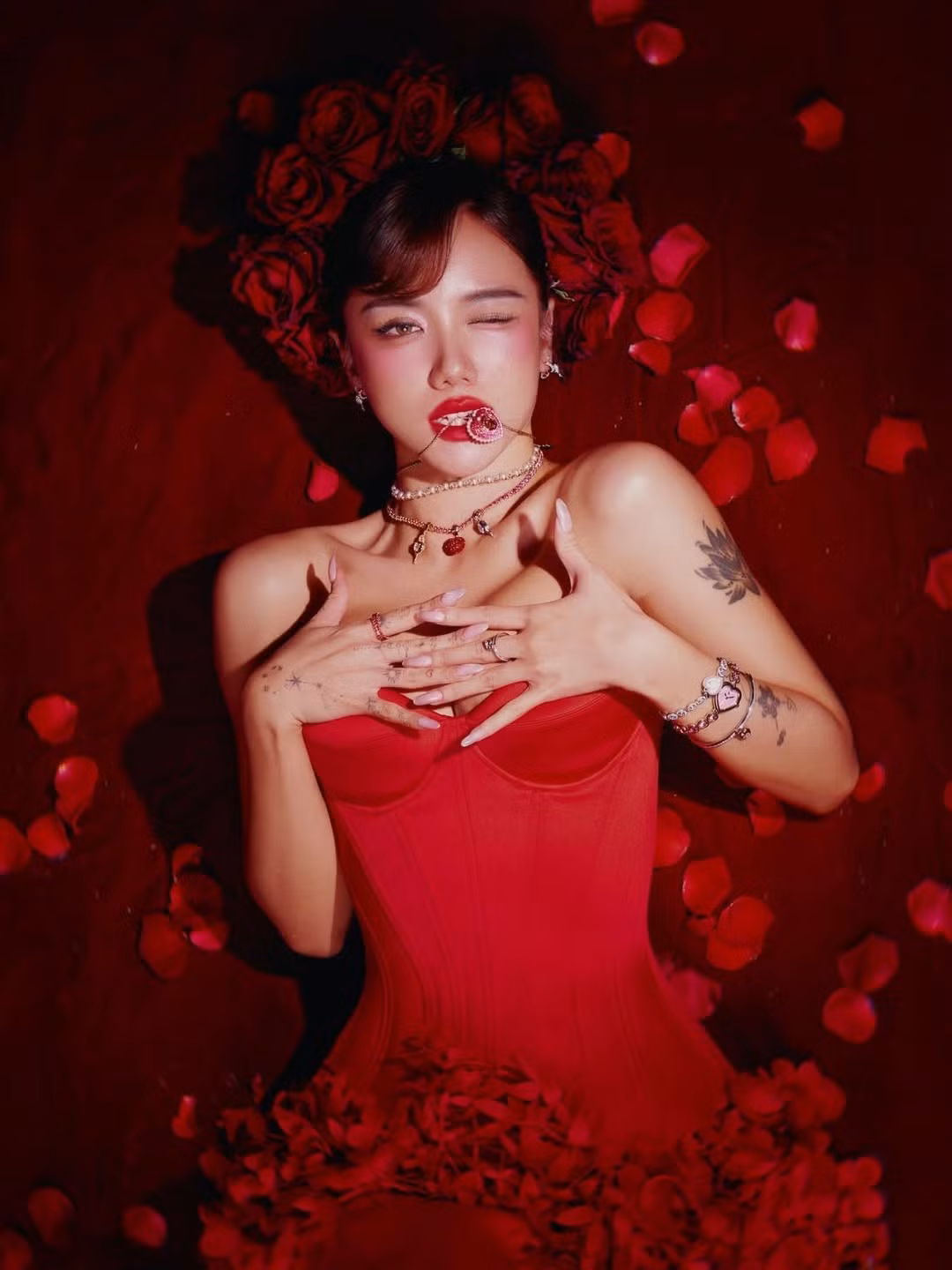 Những món trang sức lấp lánh với hình trái tim, khóa tình yêu được phối hợp khéo léo, càng làm tăng thêm không khí của ngày lễ Valentine. (Ảnh: IGNV)