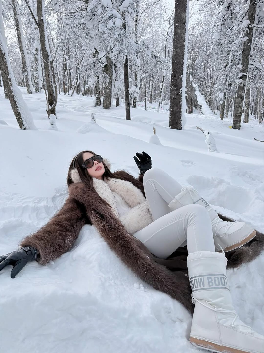 Sau một năm làm việc năng suất, chuyến đi đến Cáp Nhĩ Tân lần này không chỉ là dịp để Ngân Hà nghỉ ngơi mà còn là cơ hội để cô thực hiện những bộ ảnh "triệu view". Năm vừa qua, cô nàng cũng tậu cho mình chiếc xế hộp trị giá hàng tỷ đồng. (Ảnh: IGNV)