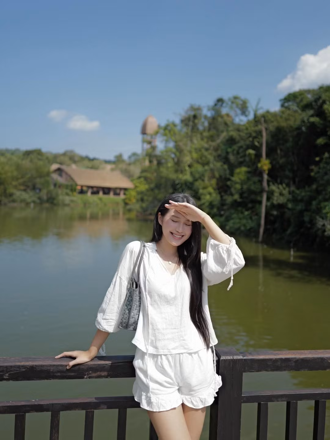 Kể từ sau khi kết hôn và đón chào thiên thần nhỏ, Doãn Hải My càng nhận được nhiều sự quan tâm từ người hâm mộ. Mới đây, qua những hình ảnh đời thường được chia sẻ, Top 10 Hoa hậu Việt Nam 2020 tiếp tục khẳng định gu thẩm mỹ tinh tế của mình: không cần cầu kỳ, hàng hiệu phô trương nhưng vẫn đầy cuốn hút. (Ảnh: IGNV)