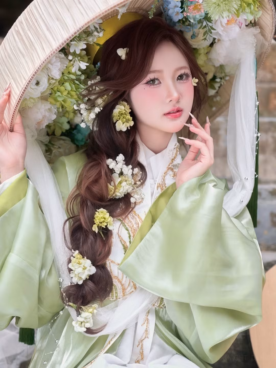 Sở hữu nhan sắc trong veo và thần thái đài các, cô nàng một lần nữa khẳng định sức hút của một "vợ quốc dân" trong lòng người hâm mộ khi diện thiết kế Việt phục trong bộ ảnh mới đây. (Ảnh: IGNV)