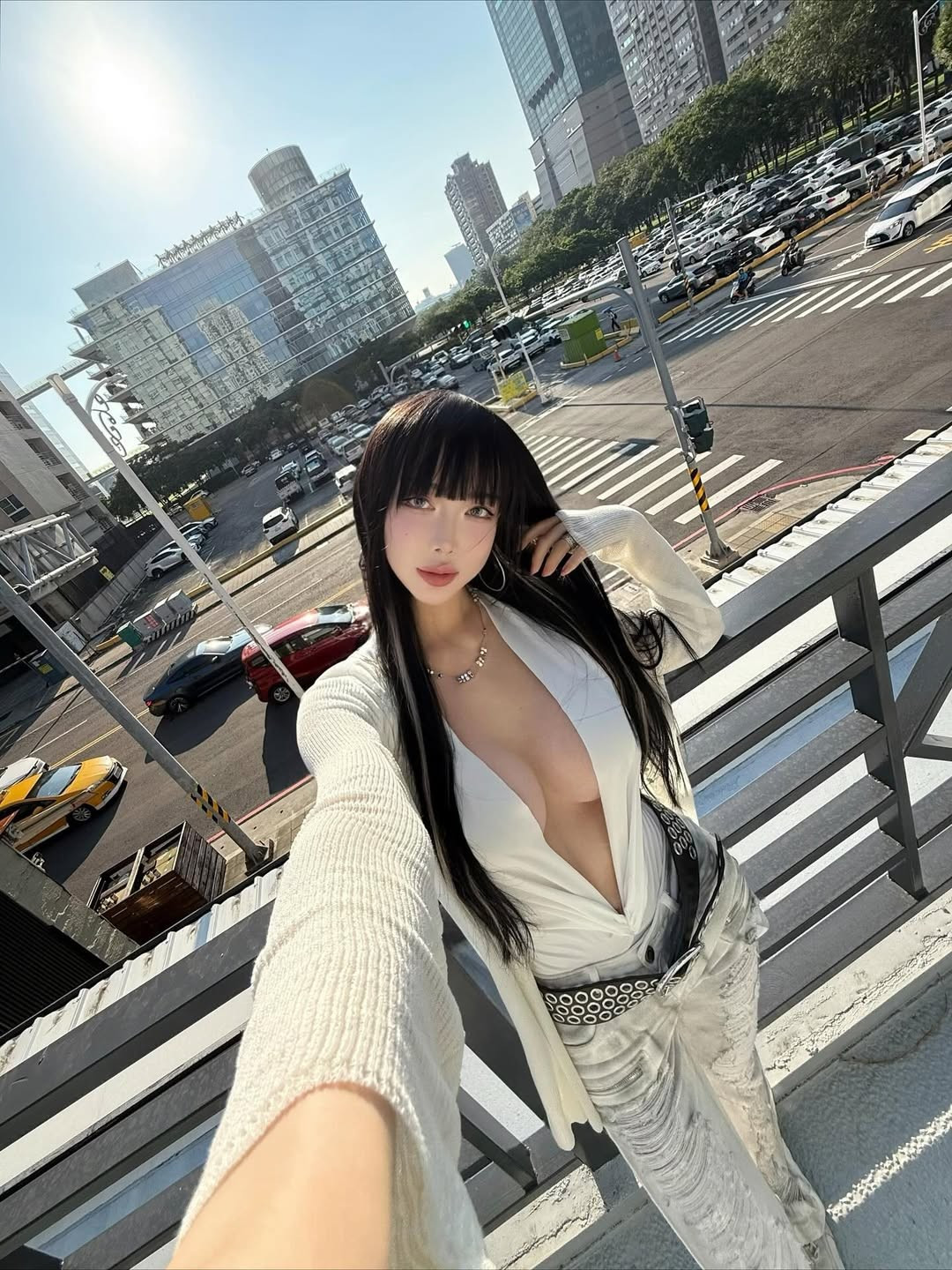 Trong loạt ảnh selfie được chia sẻ gần đây, Luna Kim xuất hiện trên cầu vượt đi bộ với bối cảnh đường phố tấp nập. Nữ DJ khoe trọn vóc dáng trong một bộ trang phục trắng tone-sur-tone, kết hợp giữa sự thanh lịch và vẻ ngoài nổi loạn.(Ảnh: FBNV)