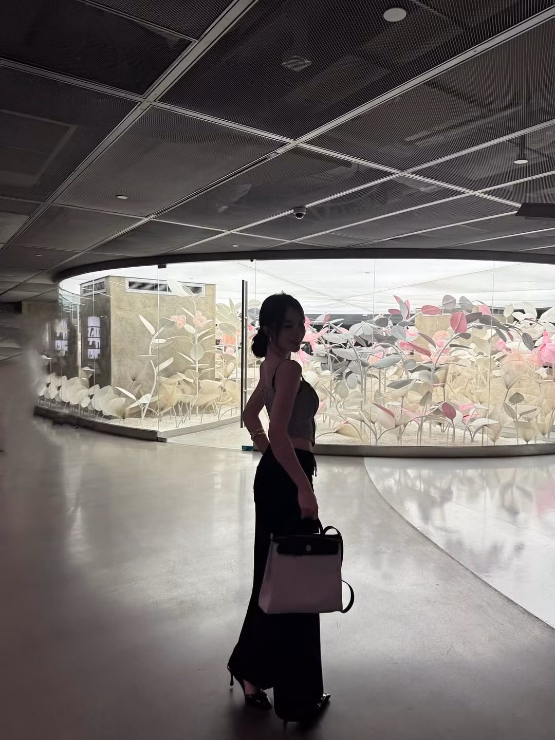 Trái ngược với vẻ sắc sảo, gai góc của Xuân Ca, hot TikToker Hà Môi (Võ Nữ Ngân Hà) lại mang đến một làn gió cá tính và năng động. (Ảnh: IG @nganha.203)