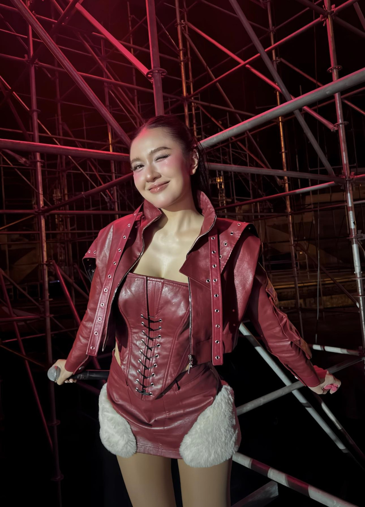 Sở hữu số đo hình thể "vạn người mê", DJ Emma theo đuổi phong cách thời trang vừa cá tính, vừa sexy nhưng vẫn giữ được sự tinh tế. (Ảnh: FBNV)