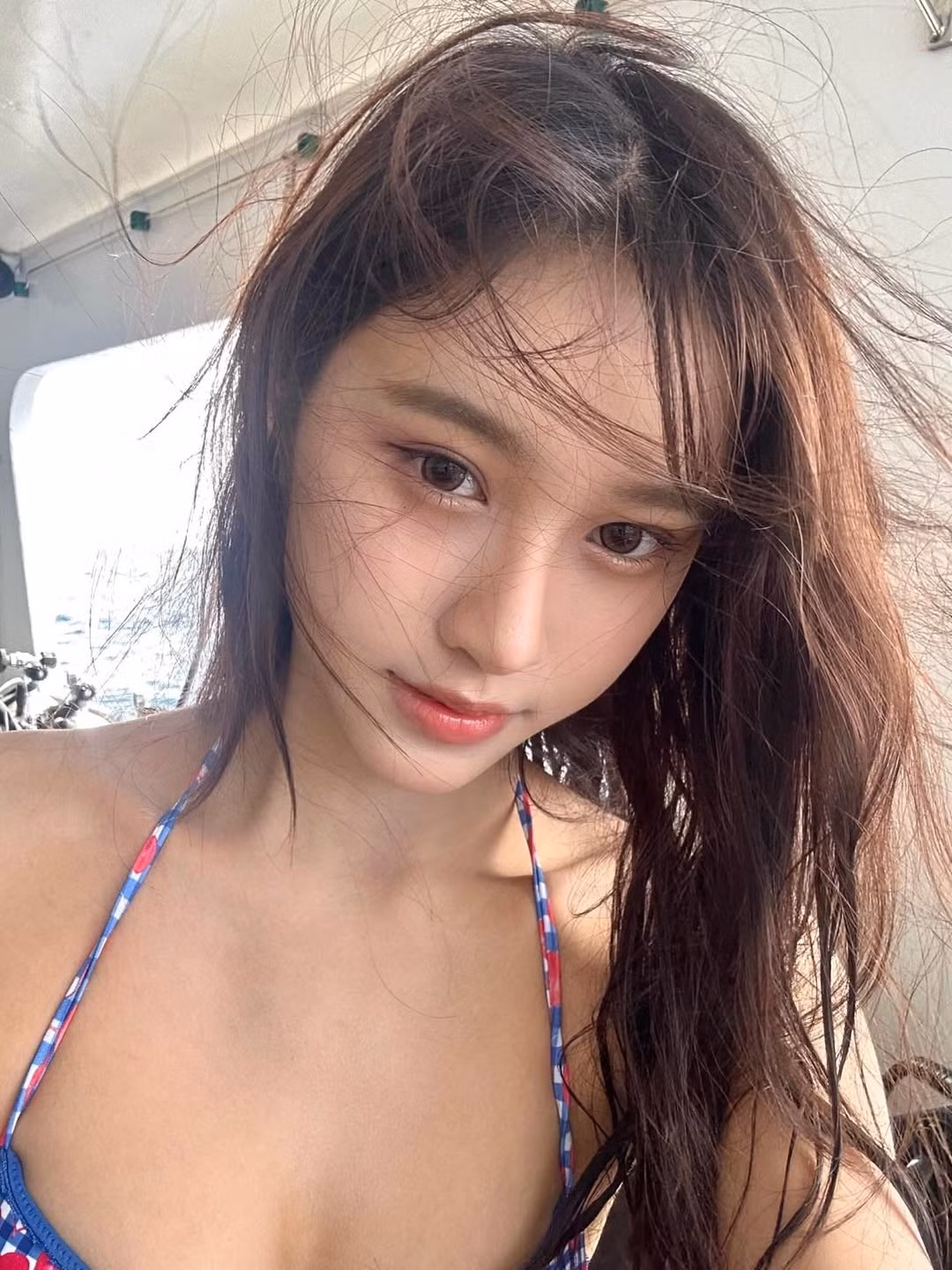 Loạt ảnh được chụp trên du thuyền giữa biển xanh, Pamp Tarradee không ngần ngại khoe trọn hình thể trong bộ monokini họa tiết caro đỏ-xanh nổi bật. (Ảnh: IGNV)