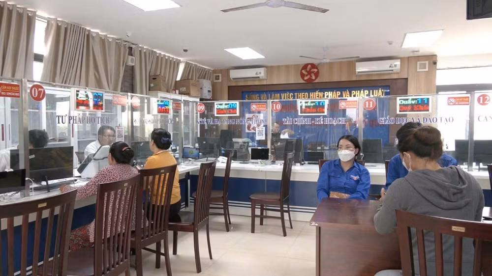 Người dân đặc khu Lý Sơn làm thủ tục hành chính tại Trung tâm phục vụ hành chính công.