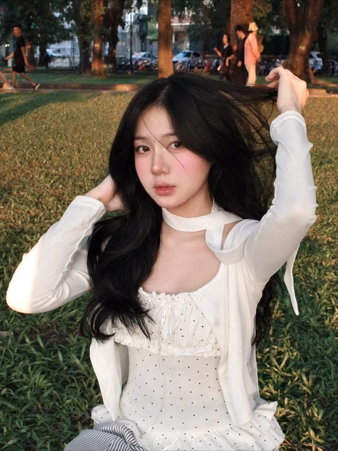 Làn da trắng sáng và đường nét gương mặt thanh tú, đặc biệt là góc nghiêng cuốn hút. Cùng với đó là mái tóc dài đen nhánh bồng bềnh - điểm nhấn tạo nên vẻ ngoài dịu dàng, nữ tính. (Ảnh: IGNV)