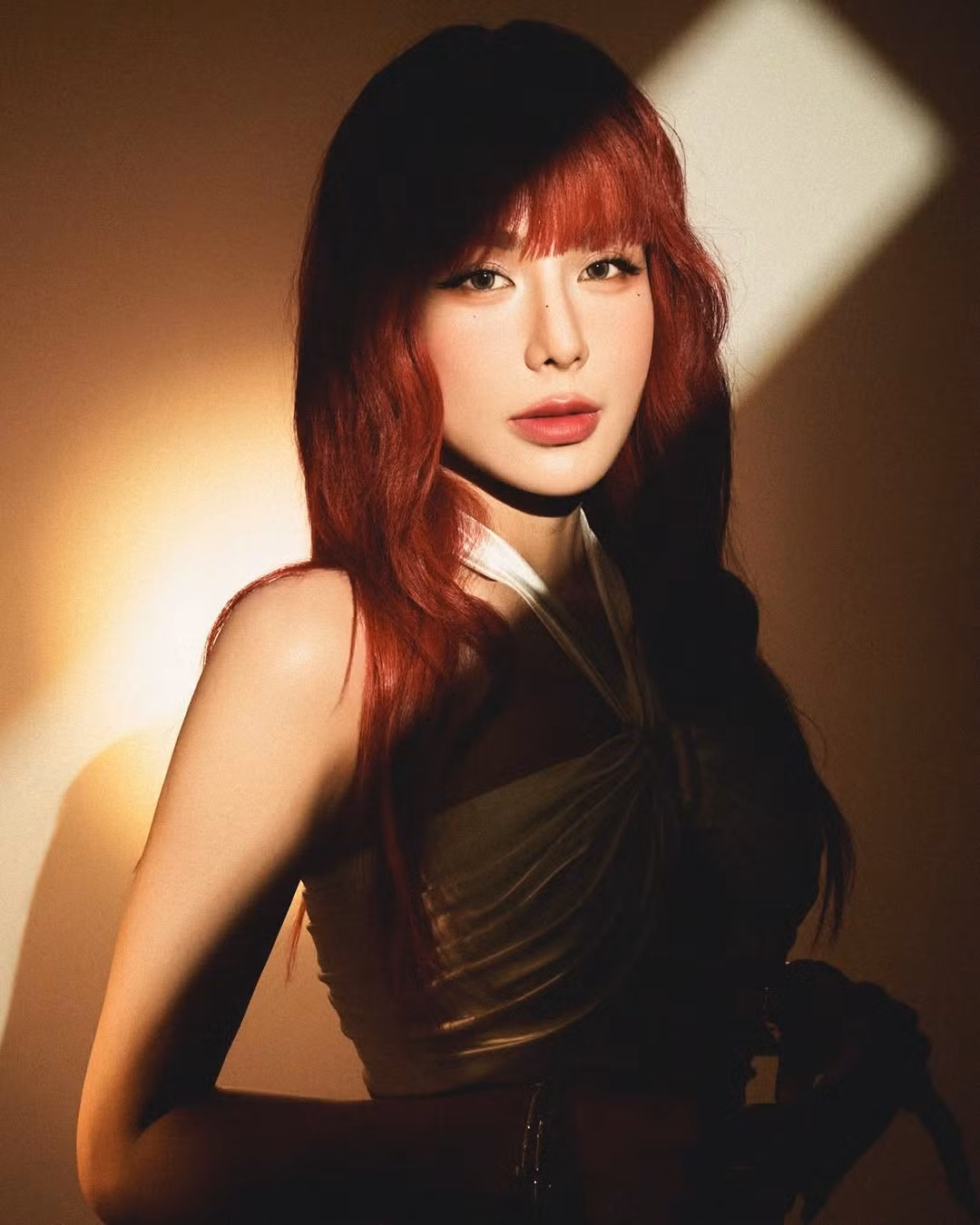 Phong cách tổng thể của cô nàng gợi nhớ đến hình ảnh các siêu sao Hollywood trên thảm đỏ MET Gala, vừa cá tính, vừa thời thượng.