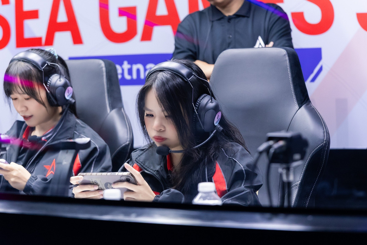 Nhìn thân hình nhỏ nhắn này, không ai có thể nghĩ rằng đây là một xạ thủ có kĩ năng thi đấu tốt mà bản lĩnh sân khấu còn rất lớn, dù đây là lần đầu tiên cô nàng tham dự một giải đấu lớn đến như vậy.