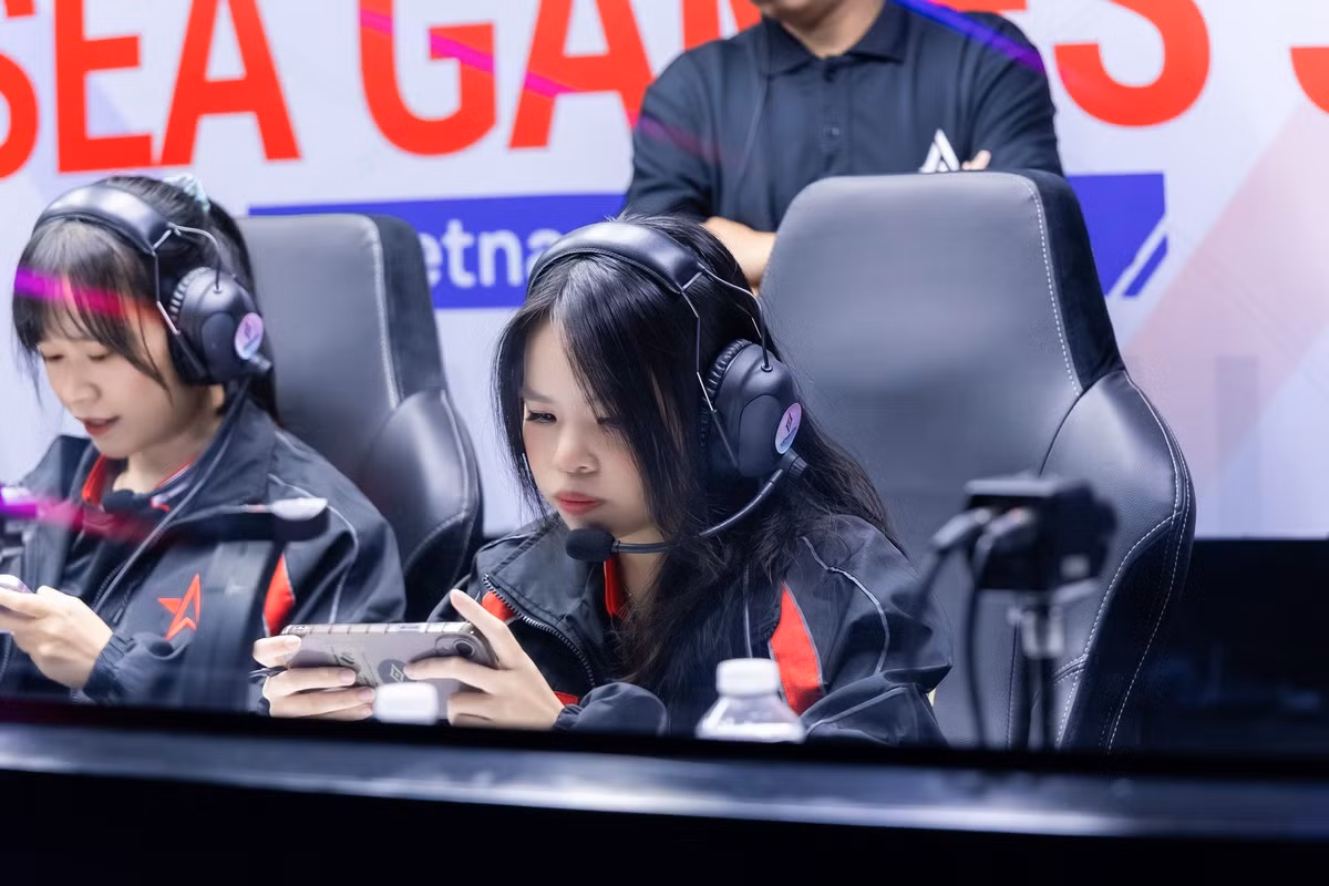 Nhìn thân hình nhỏ nhắn này, không ai có thể nghĩ rằng đây là một xạ thủ có kĩ năng thi đấu tốt mà bản lĩnh sân khấu còn rất lớn, dù đây là lần đầu tiên cô nàng tham dự một giải đấu lớn đến như vậy.