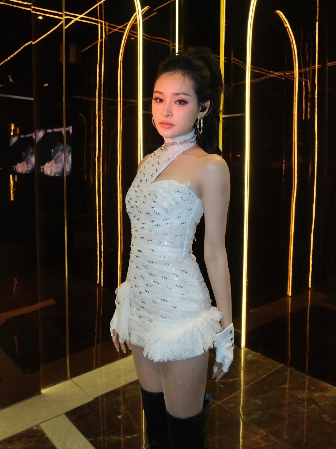 Từng là "nữ hoàng Ballad" thế hệ mới với hàng loạt bản hit hàng trăm triệu view như Em ngày xưa khác rồi, Rồi người thương cũng hóa người dưng, Gặp nhưng không ở lại... sự nghiệp của Hiền Hồ đã gặp một "vết nứt" lớn sau ồn ào đời tư vào năm 2022. (Ảnh: IGNV)