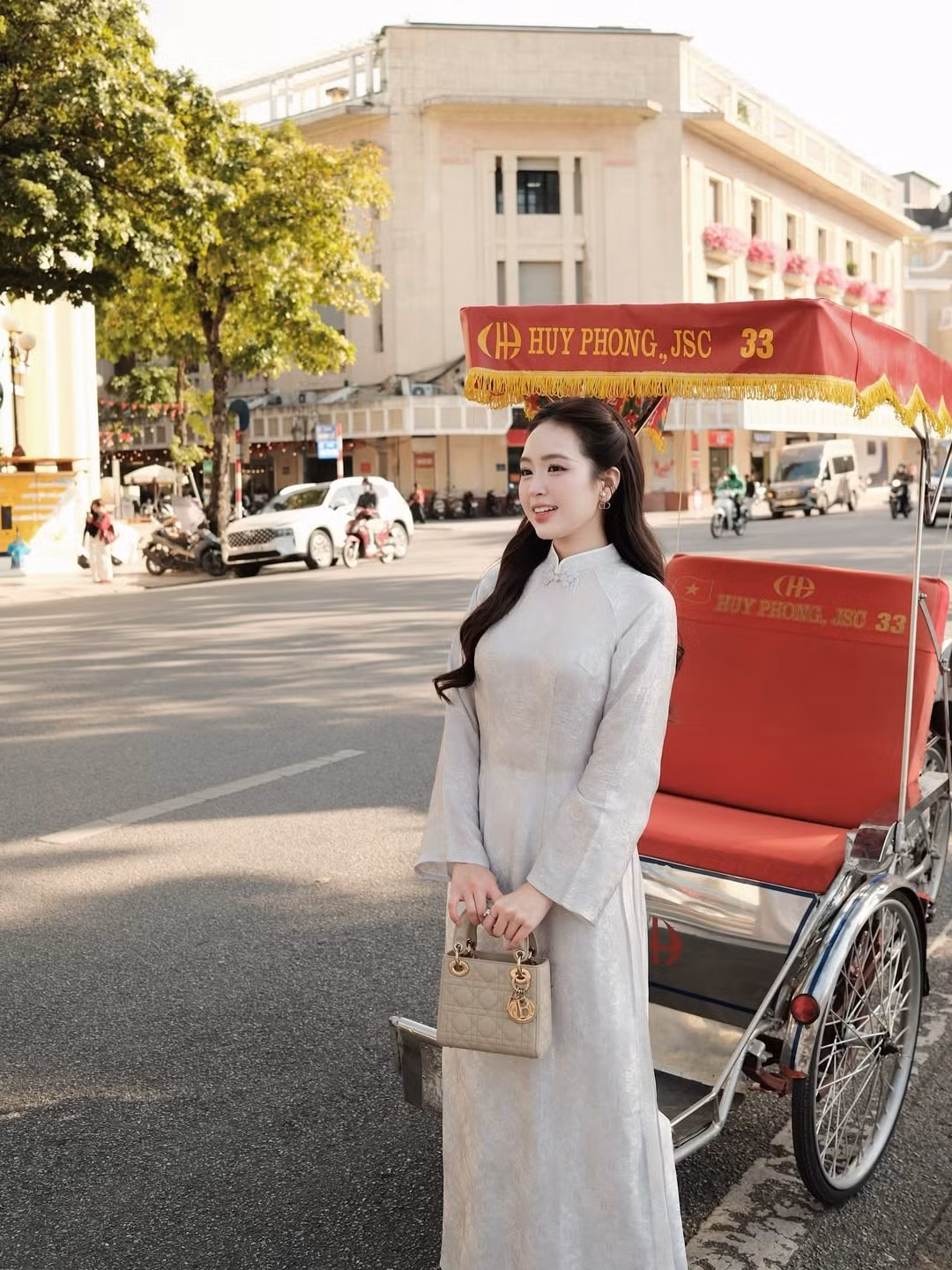 Bộ ảnh nhanh chóng nhận được "bão like" từ cư dân mạng. Nhiều người để lại bình luận khen ngợi: "Phương Anh mặc áo dài là đẹp nhất", "Vẻ đẹp đúng chuẩn con gái Hà Nội xưa", "Nhẹ nhàng mà sang trọng quá!". (Ảnh: IGNV)