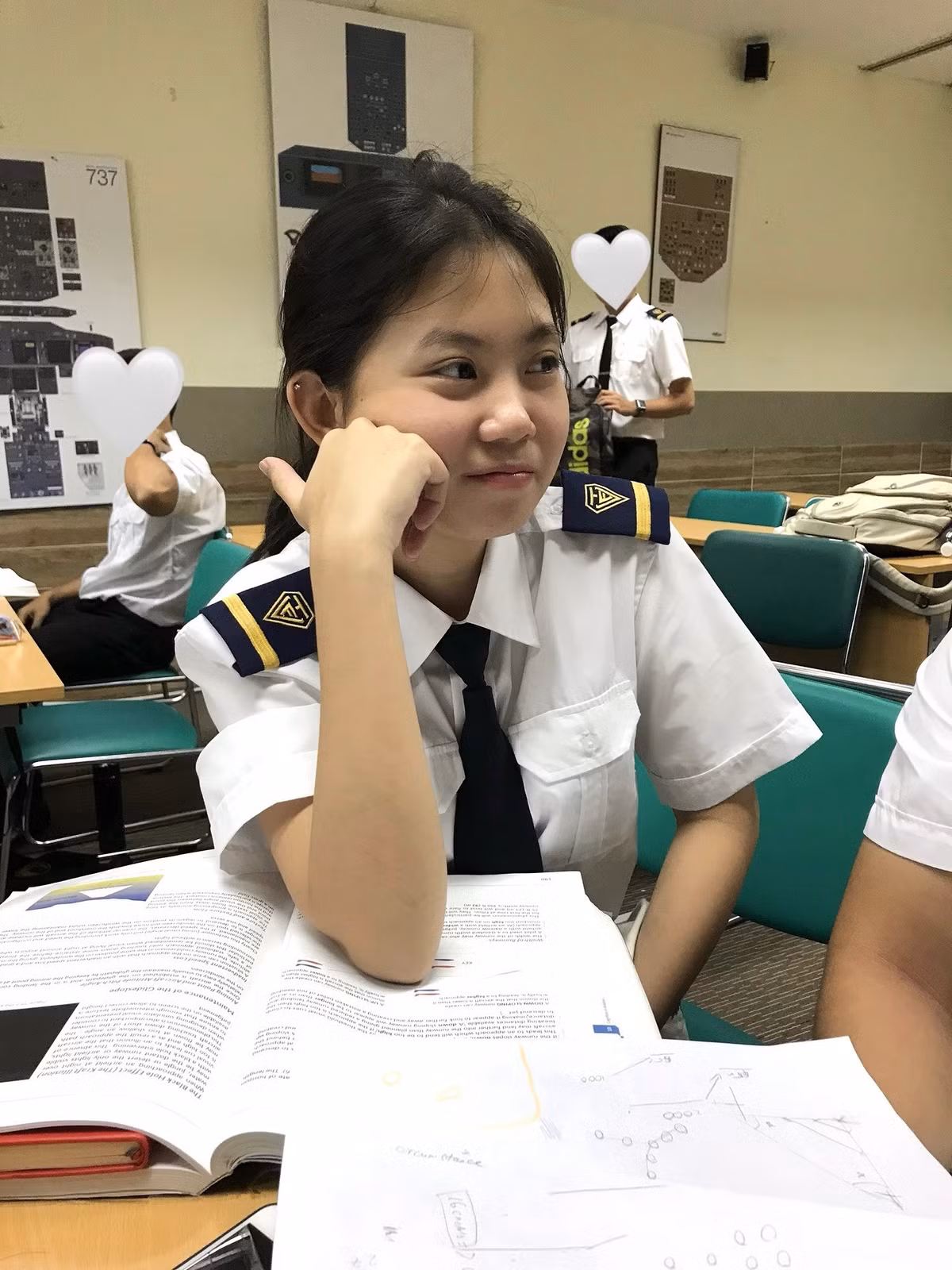 Mạch Khanh đã trải qua quá trình huấn luyện khắc nghiệt, hoàn thành hàng trăm kỳ thi và bài kiểm tra để chính thức trở thành cơ phó của hãng hàng không Pacific Airlines (thành viên của Vietnam Airlines) ở tuổi 25. (Ảnh: FBNV)