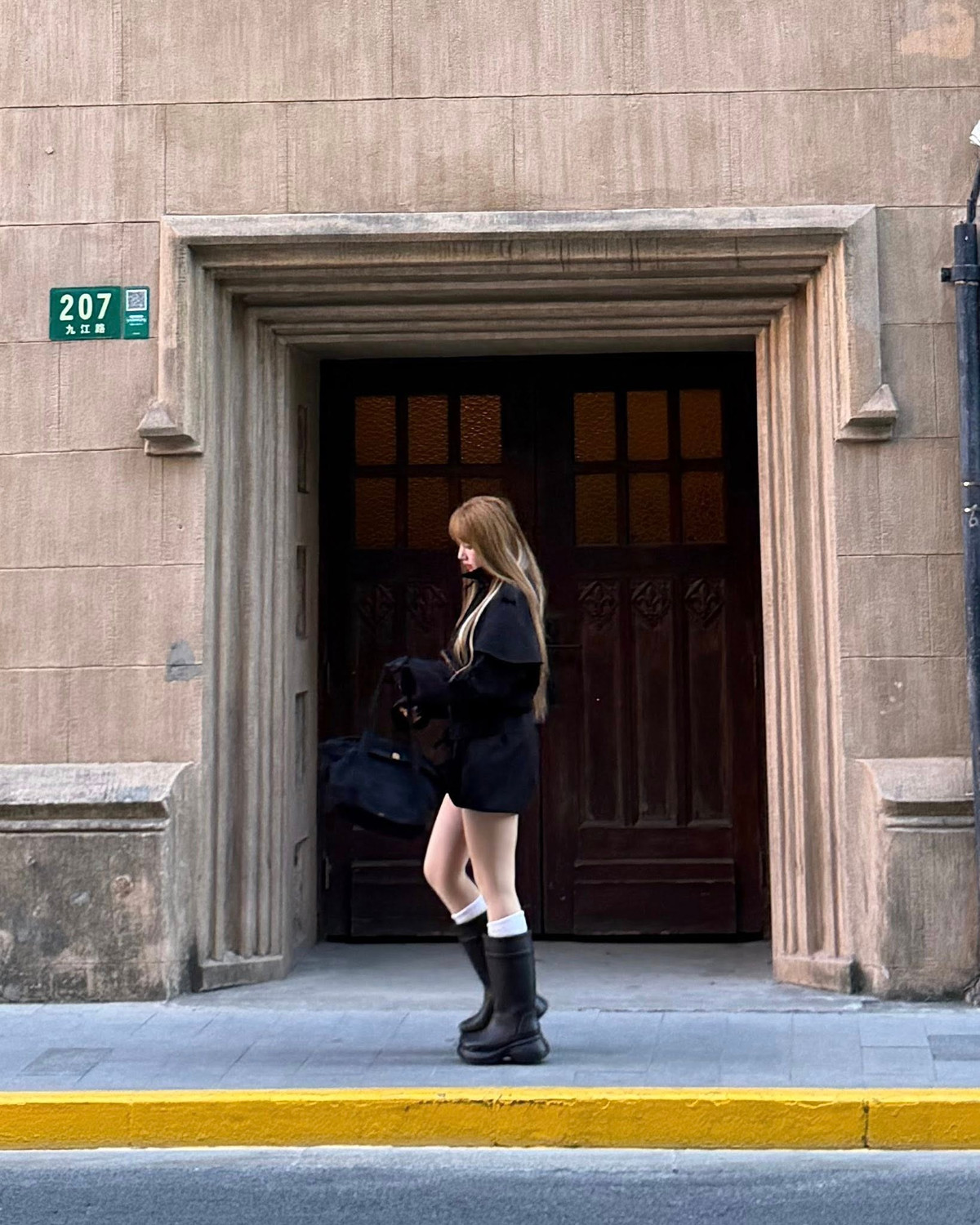 Điểm nhấn của set đồ chính là chiếc túi xách hàng hiệu tone-sur-tone và đôi boots cổ cao, tạo nên tổng thể vừa cá tính, vừa thời thượng. (Ảnh: IGNV)