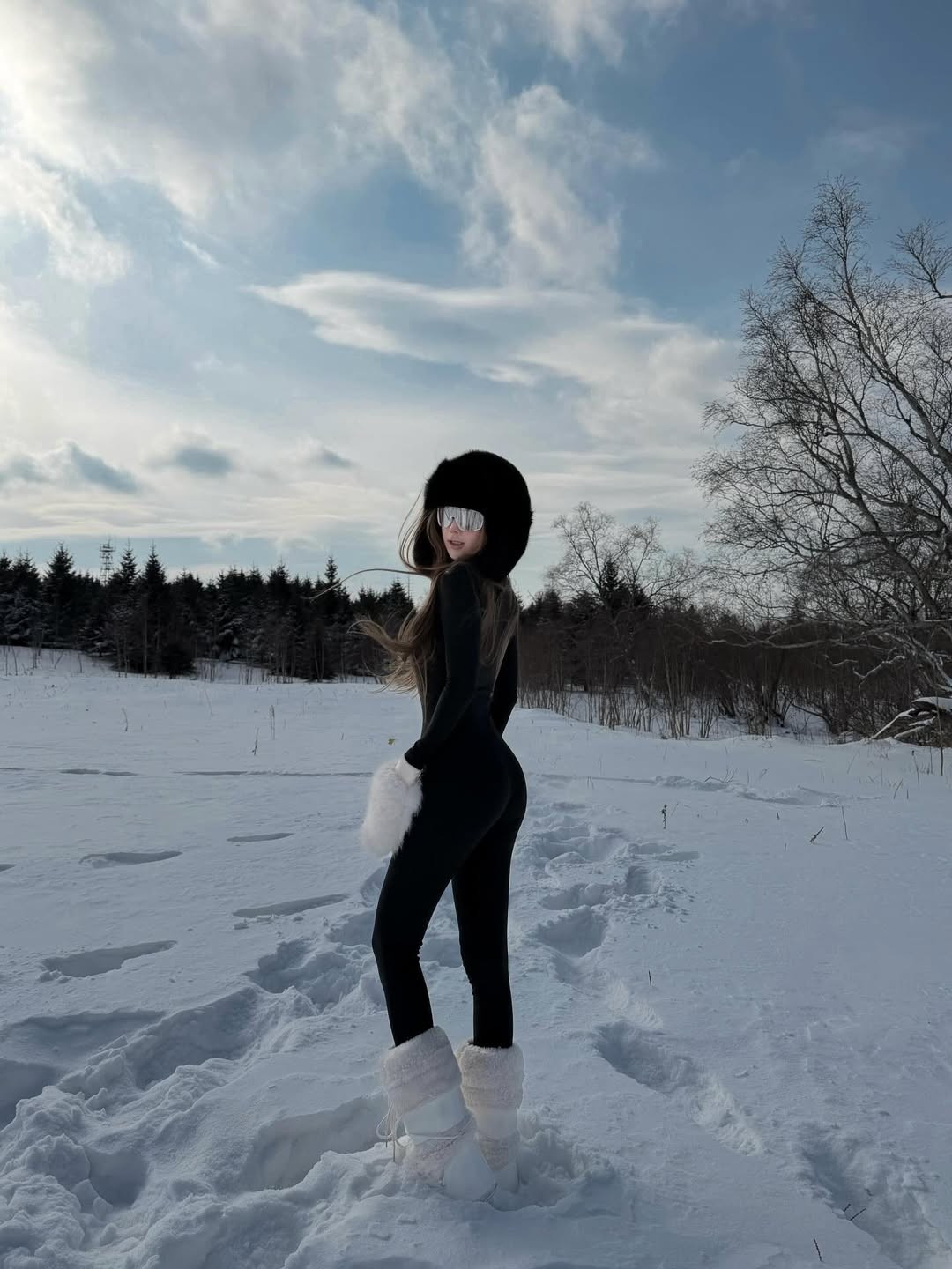 Trần Linh Hương còn cho thấy sự biến hóa linh hoạt, trong bộ đồ Skinny đen giữa rừng thông tuyết, cô trông như một nữ chiến binh mùa đông đầy bí ẩn. (Ảnh: IGNV)